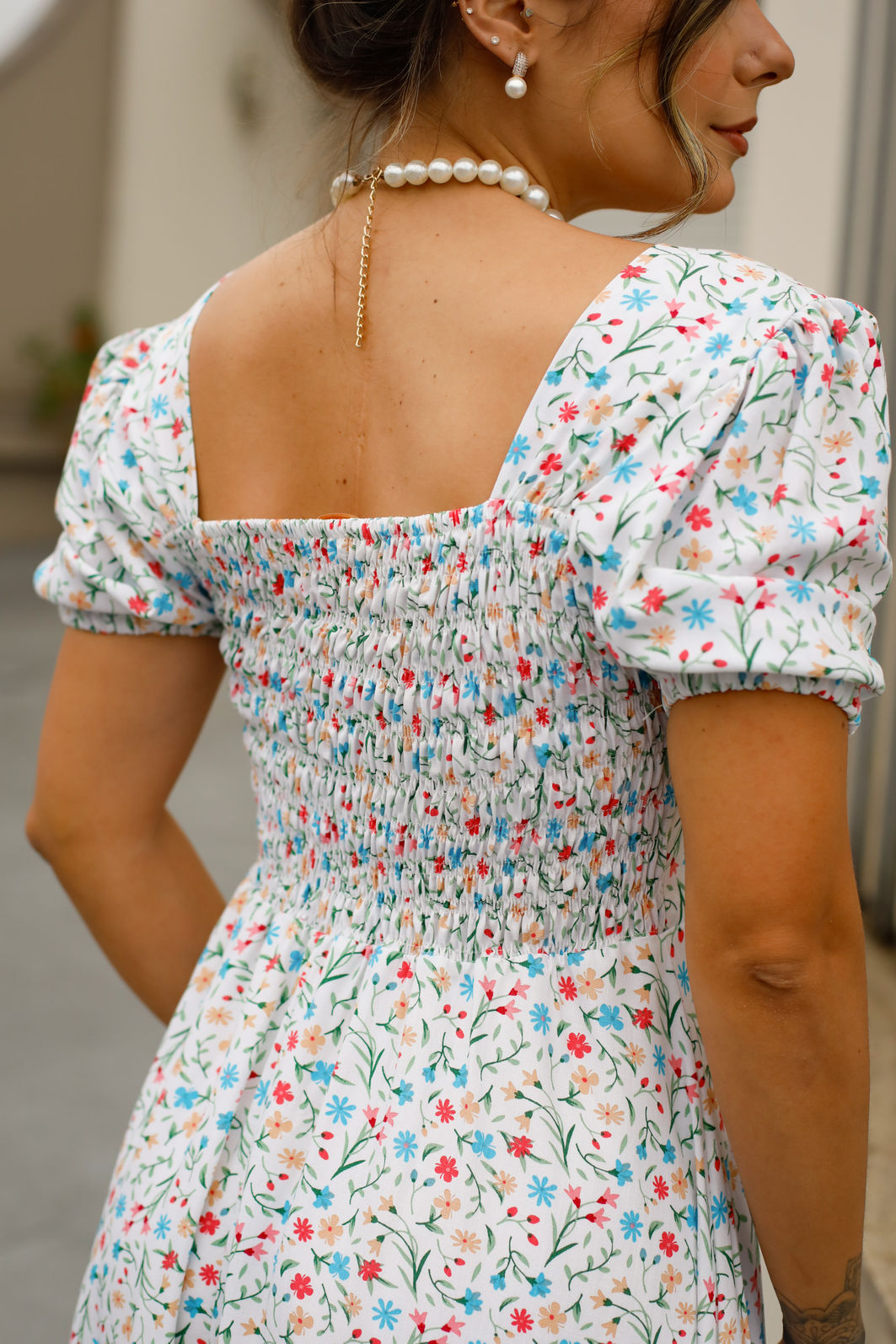 Vestido Clara em Tecido Plano de Viscose - Curto com Forro - Floral Liberty Fundo Branco Vestido Clara em Tecido Plano de Viscose - Curto com Forro - Floral Liberty Fundo Branco