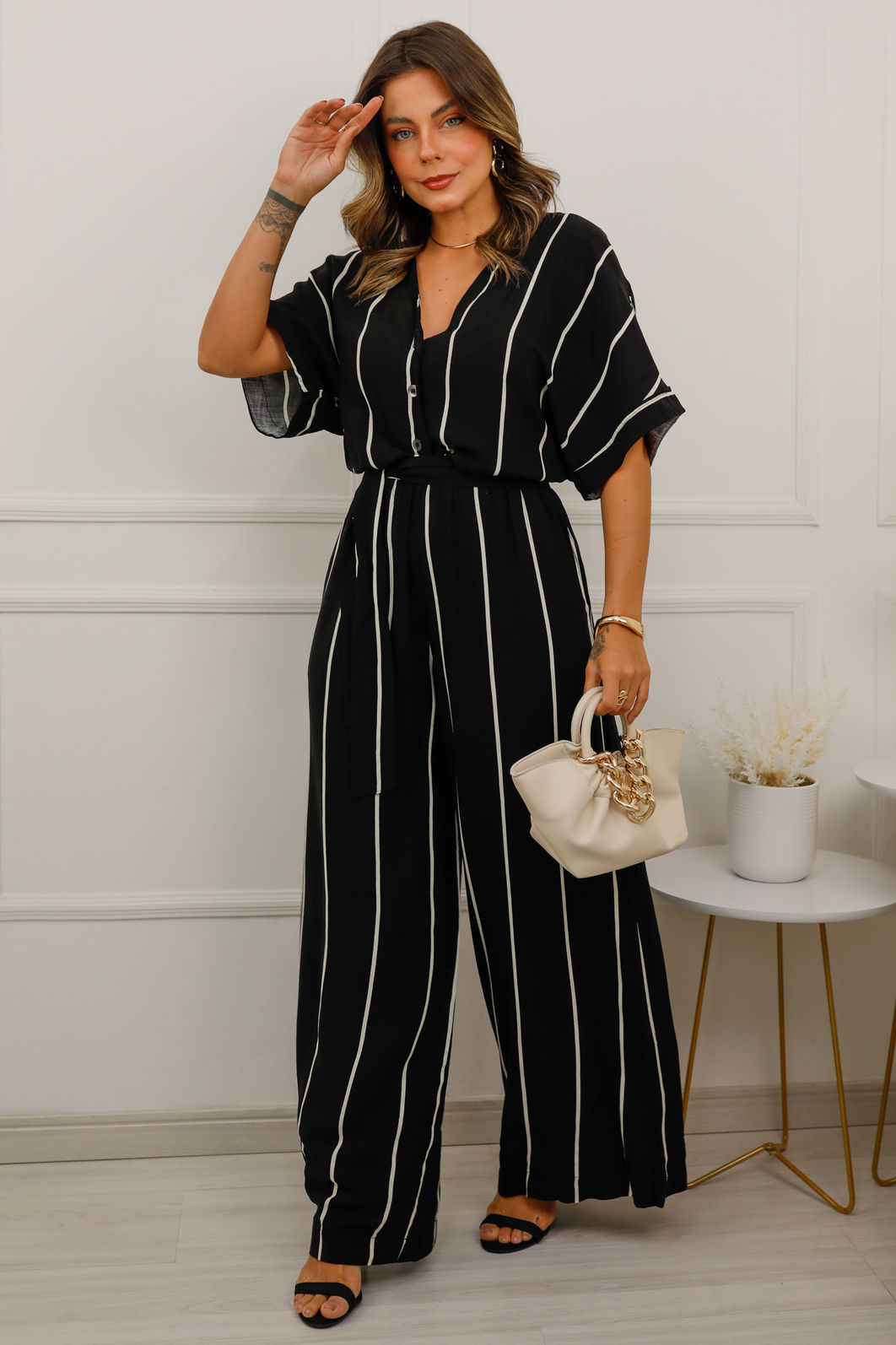 Macacão Ana Elisa - Tecido Plano de Viscose Flamê - Listras Preto e Branco Macacão Ana Elisa - Tecido Plano de Viscose Flamê - Listras Preto e Branco