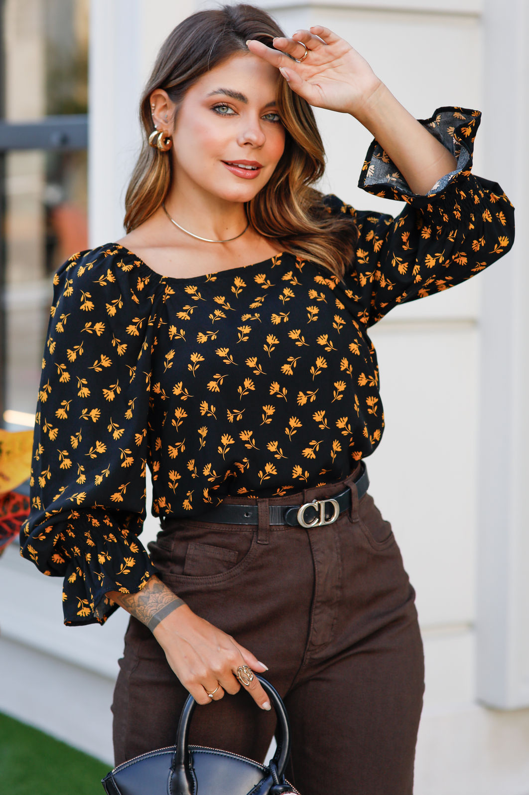 Blusa Lucy - Tecido Plano de Viscose - Estampa Floral Liberty ouro com Fundo Preto Blusa Lucy - Tecido Plano de Viscose - Estampa Floral Liberty ouro com Fundo Preto