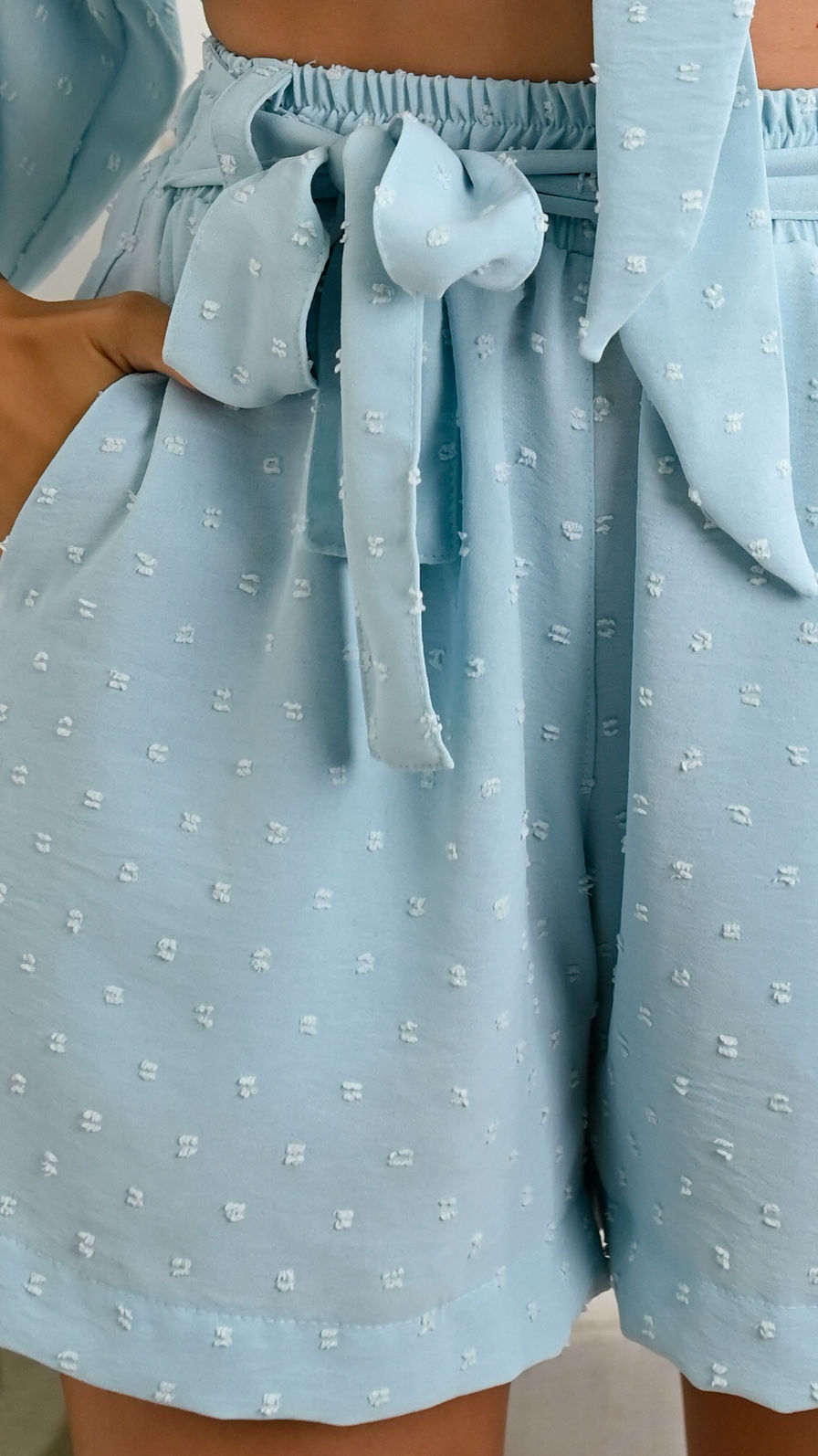 Shorts Yasmin Tecido Crepe Poá - Azul Claro Shorts Yasmin Tecido Crepe Poá - Azul Claro