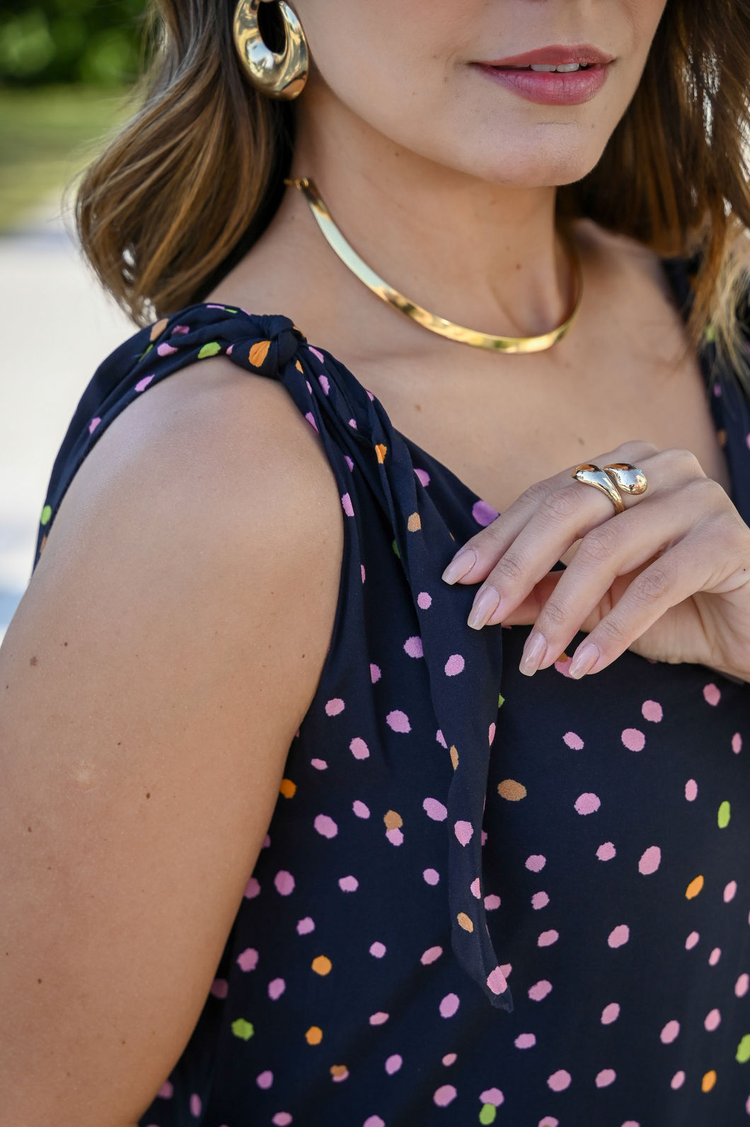 Vestido Midi Feminino Alice Estampa Poá Colorido com Preto e Alças para Amarrar Vestido Midi Feminino Alice Estampa Poá Colorido com Preto e Alças para Amarrar