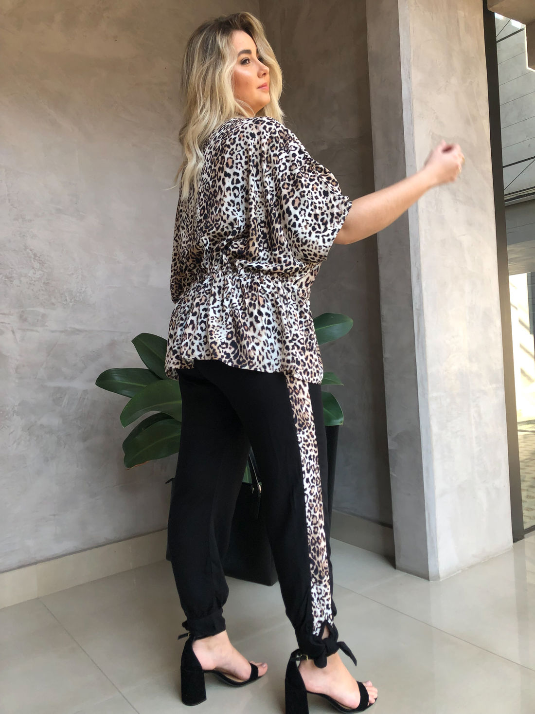 Calça Jasmine Preto com Listra de Onça Calça Jasmine Preto com Listra de Onça