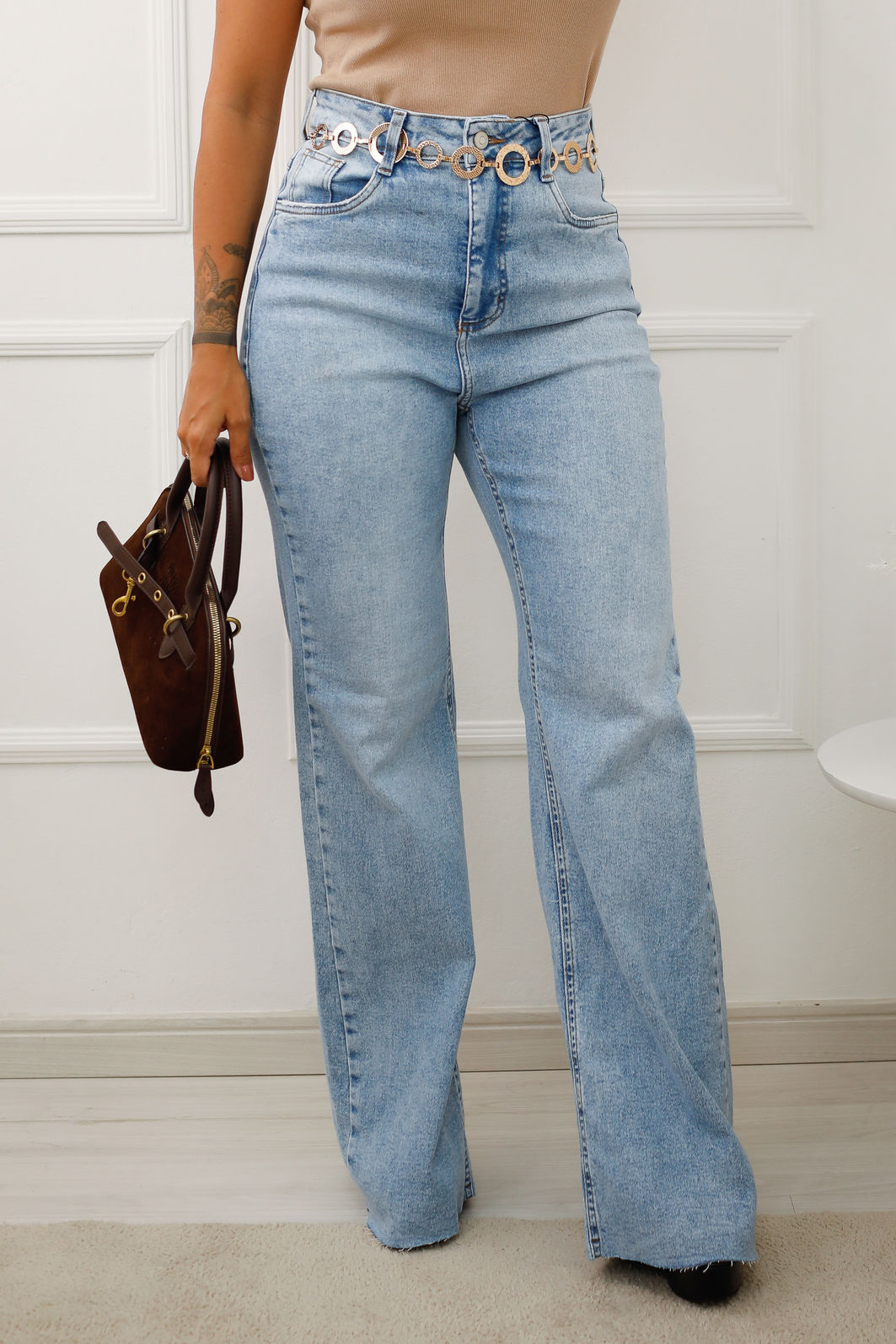 Calça Jeans com Elastano - Modelagem Wide Leg Cintura Alta com Corte a Fio - Azul Claro Calça Jeans com Elastano - Modelagem Wide Leg Cintura Alta com Corte a Fio - Azul Claro