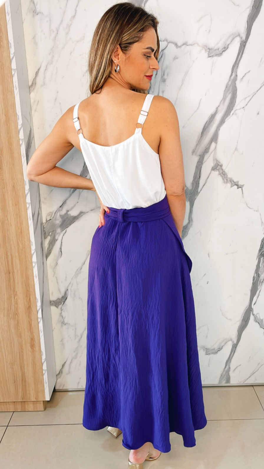 Saia Envelope Midi com Presilha - Tecido Plano - Azul Royal Saia Envelope Midi com Presilha - Tecido Plano - Azul Royal