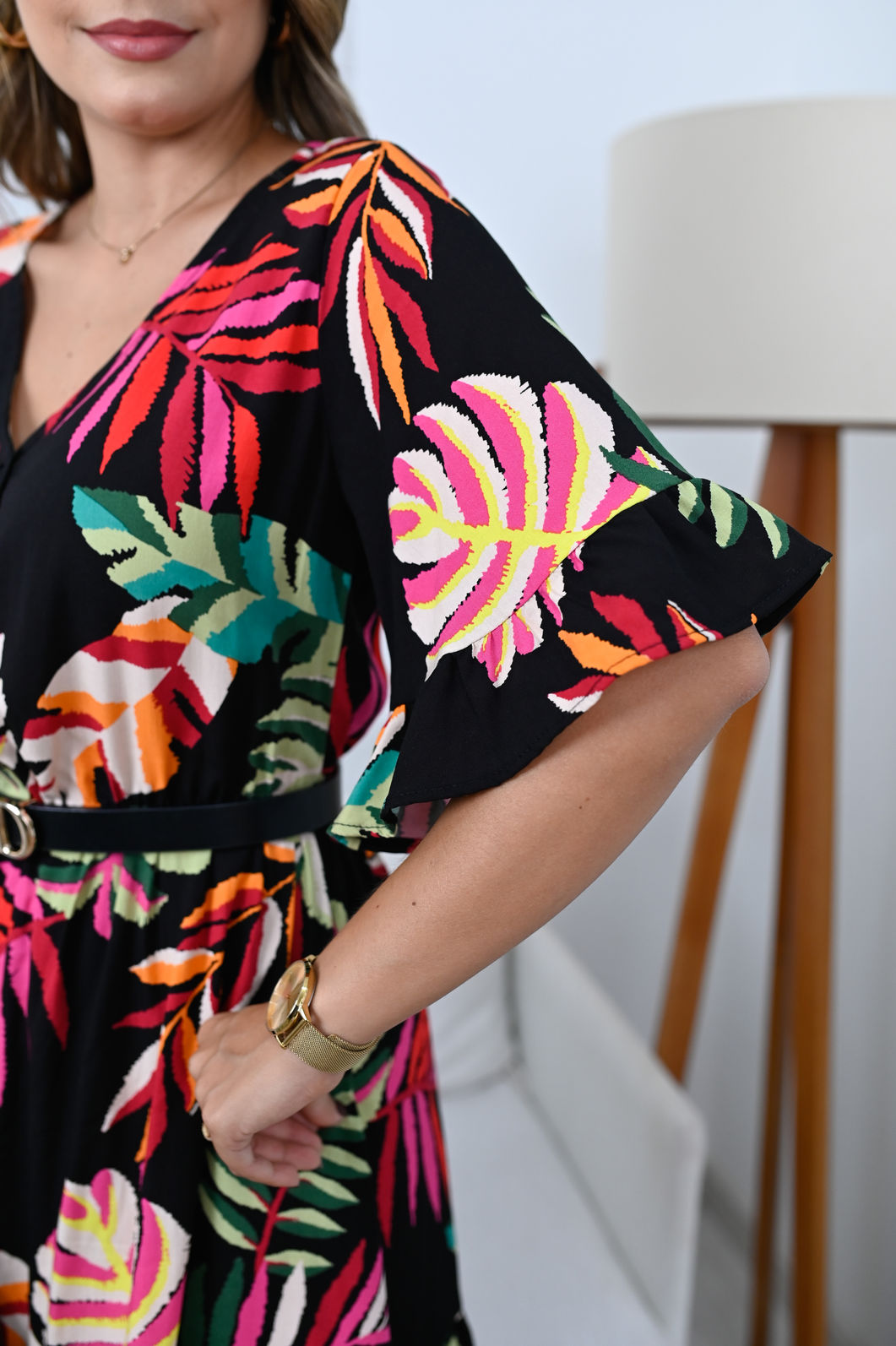 Vestido de Tecido Plano de Viscose - Beatriz - Curto - Estampa Folhas Coloridas em Fundo Preto Vestido de Tecido Plano de Viscose - Beatriz - Curto - Estampa Folhas Coloridas em Fundo Preto