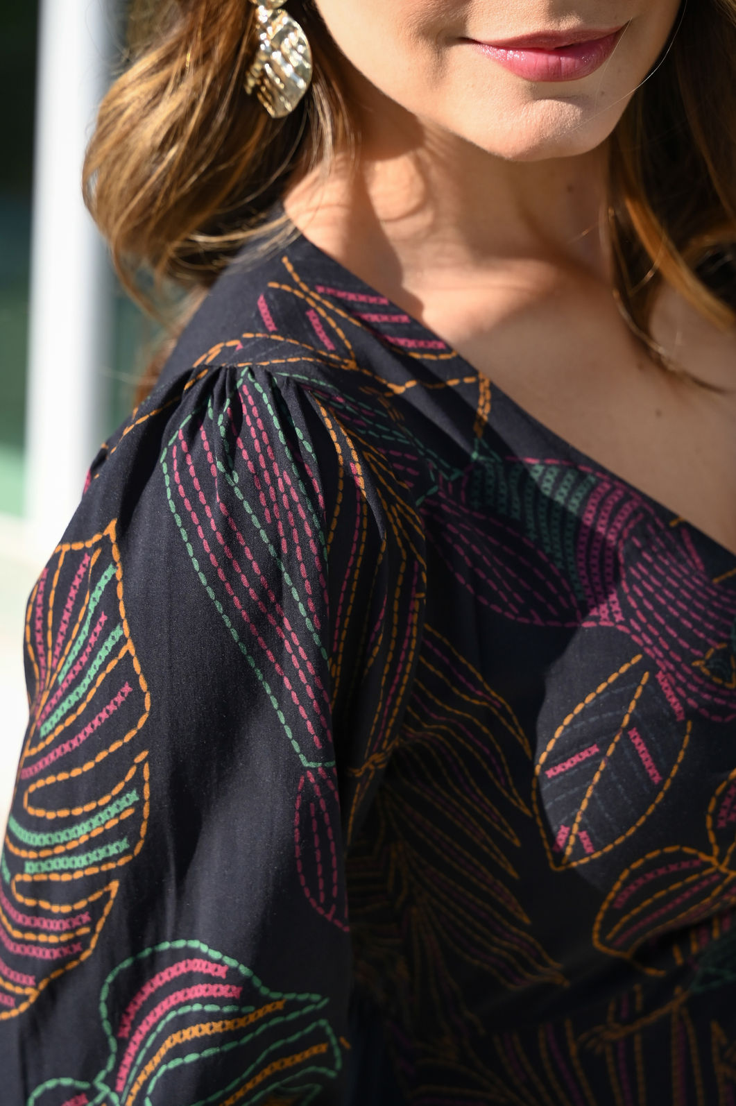 Vestido Flor Linda em Tecido Plano de Viscose com Estampa Folhas Fundo Preto - Comprimento Midi Vestido Flor Linda em Tecido Plano de Viscose com Estampa Folhas Fundo Preto - Comprimento Midi