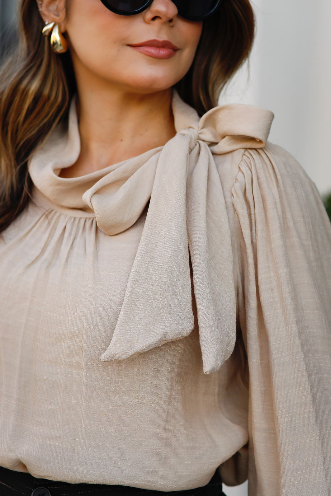 Blusa Gola Laço Tecido Plano Cambraia de Viscose - Bege Blusa Gola Laço Tecido Plano Cambraia de Viscose - Bege