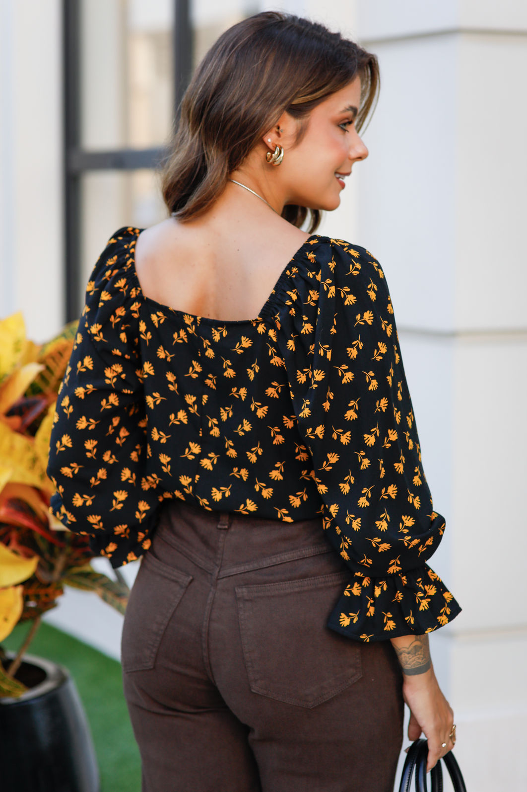 Blusa Lucy - Tecido Plano de Viscose - Estampa Floral Liberty ouro com Fundo Preto Blusa Lucy - Tecido Plano de Viscose - Estampa Floral Liberty ouro com Fundo Preto