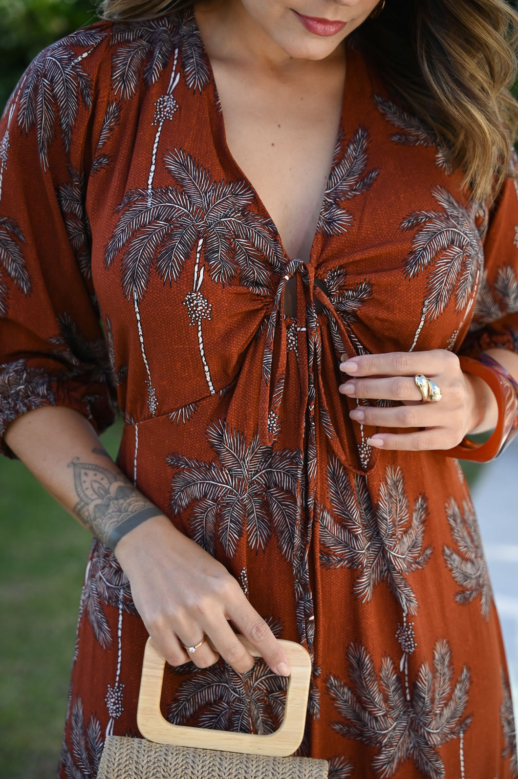 Vestido Florita em Tecido Plano de Viscose com Estampa Coqueiros Fundo Marrom - Comprimento Midi