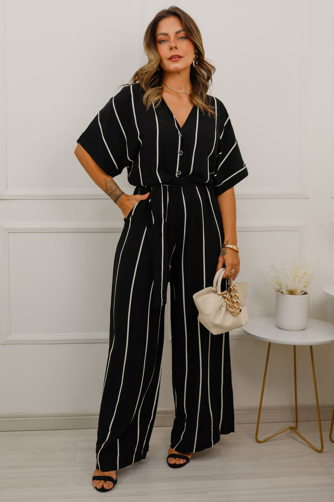 Macacão Ana Elisa - Tecido Plano de Viscose Flamê - Listras Preto e Branco Macacão Ana Elisa - Tecido Plano de Viscose Flamê - Listras Preto e Branco