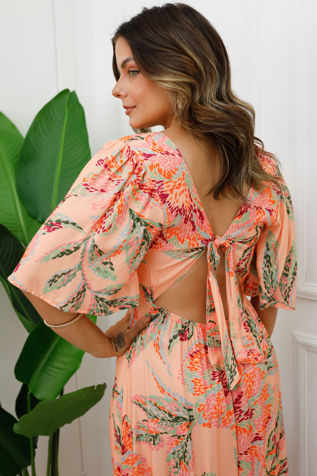 Vestido Amarena - Tecido Plano de Viscose Sarjada - Estampa Flores Artísticas Fundo Coral