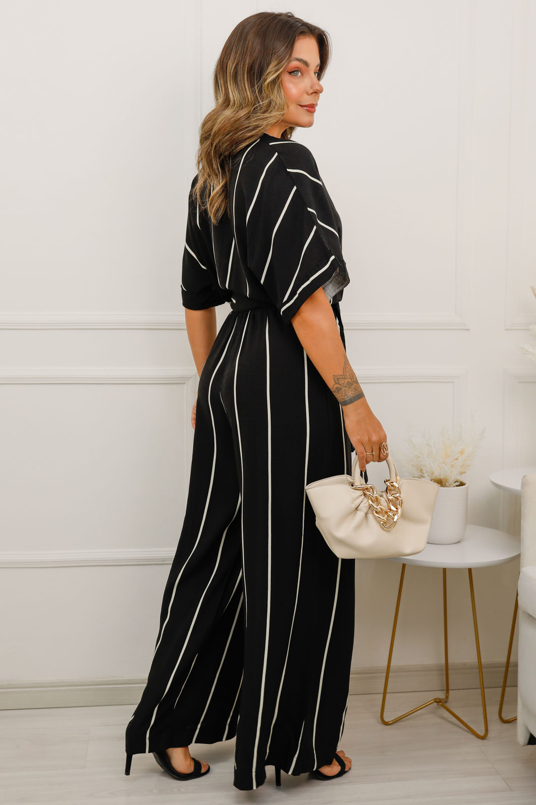 Macacão Ana Elisa - Tecido Plano de Viscose Flamê - Listras Preto e Branco Macacão Ana Elisa - Tecido Plano de Viscose Flamê - Listras Preto e Branco