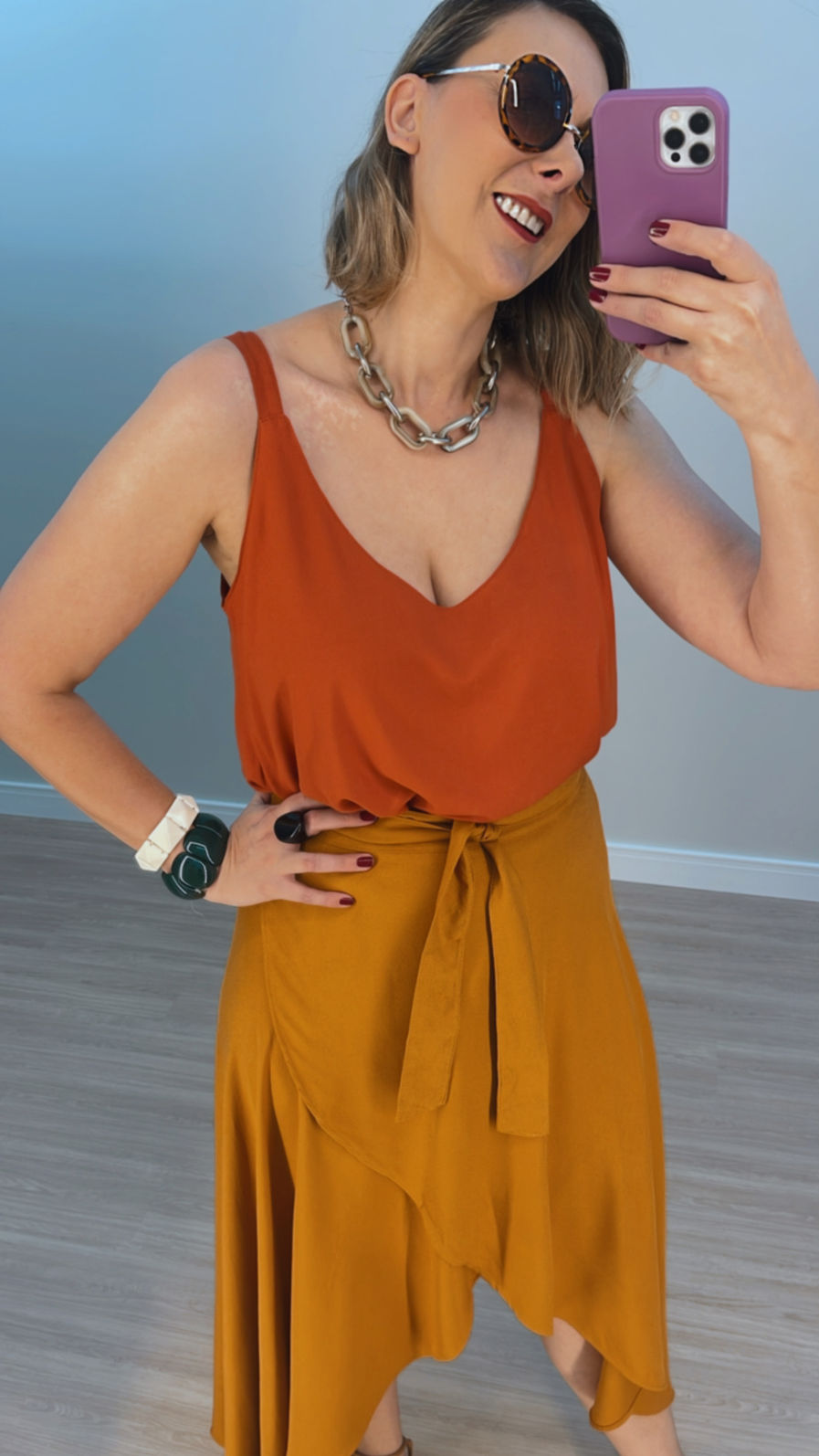 Saia Envelope Midi com Presilha - Tecido Plano - Amarelo Queimado Saia Envelope Midi com Presilha - Tecido Plano - Amarelo Queimado