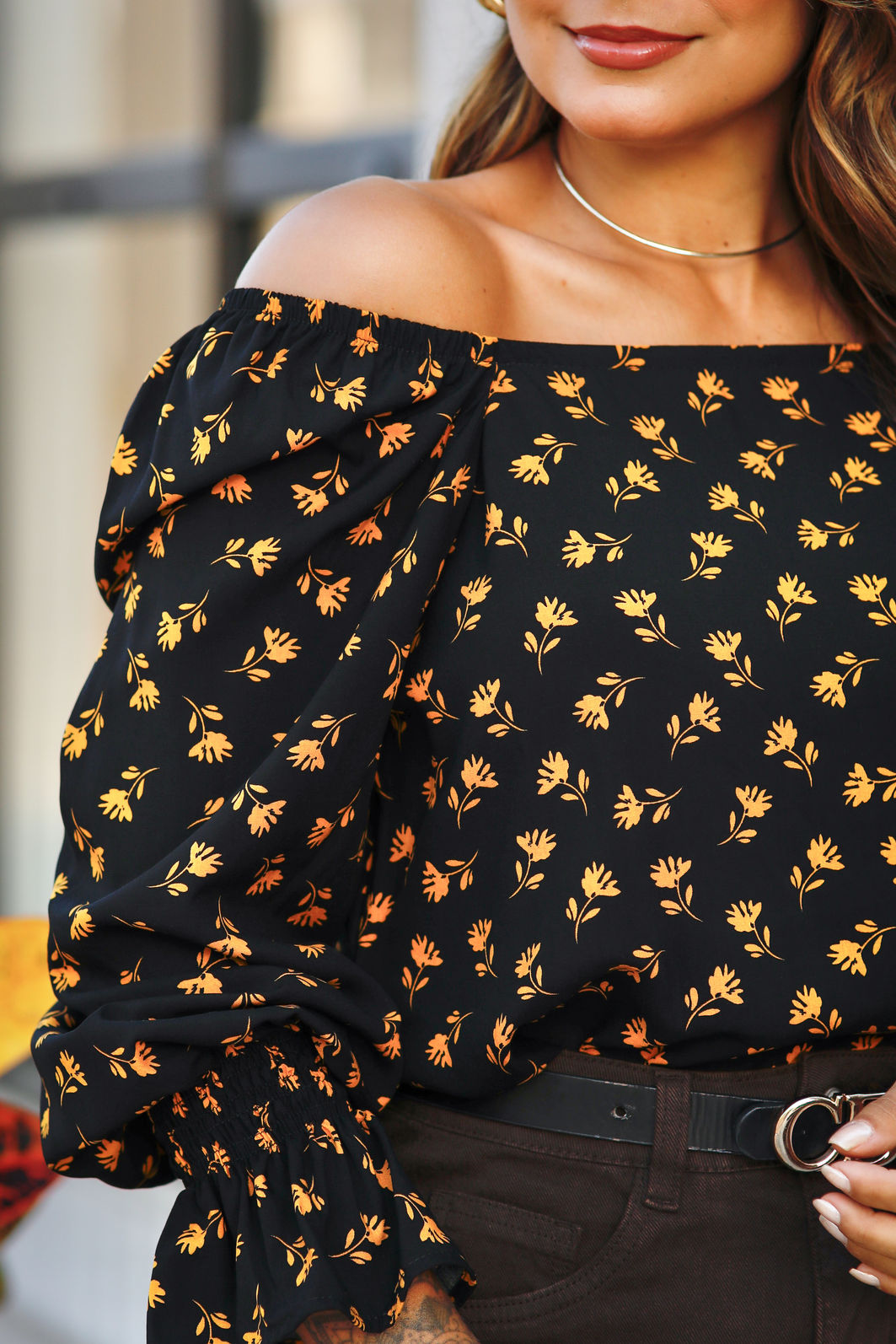 Blusa Lucy - Tecido Plano de Viscose - Estampa Floral Liberty ouro com Fundo Preto Blusa Lucy - Tecido Plano de Viscose - Estampa Floral Liberty ouro com Fundo Preto