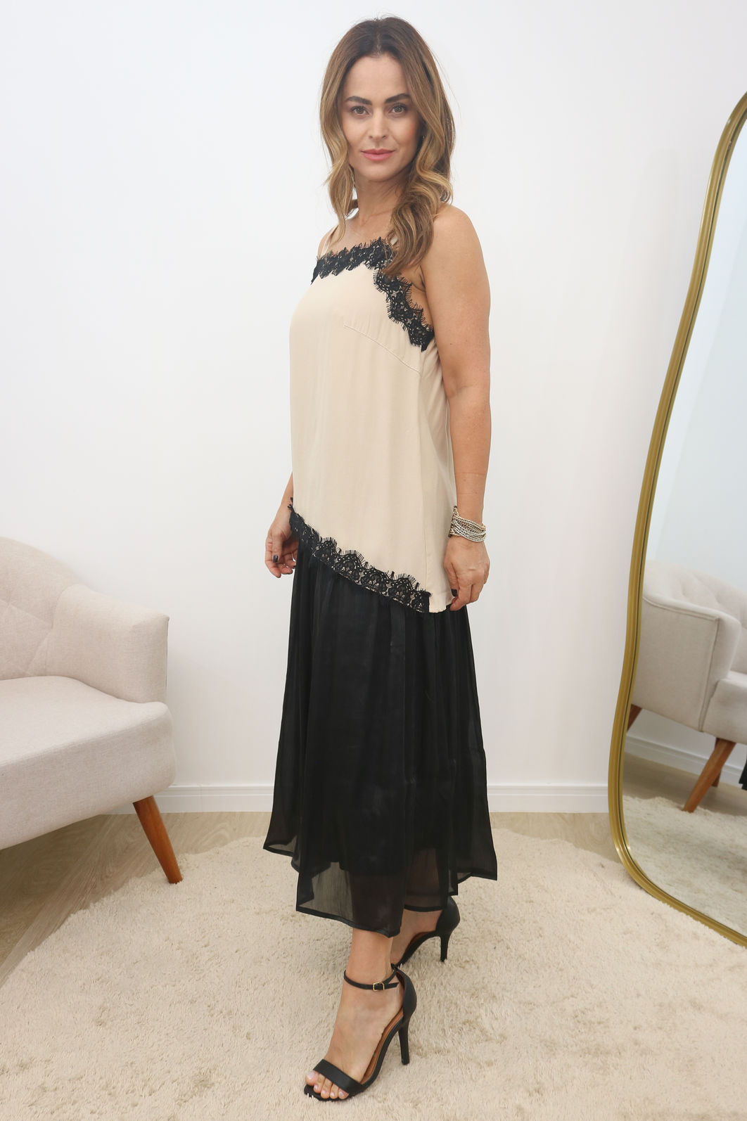 Blusa de Alças com Renda Tecido Plano Viscose - Bege Blusa de Alças com Renda Tecido Plano Viscose - Bege