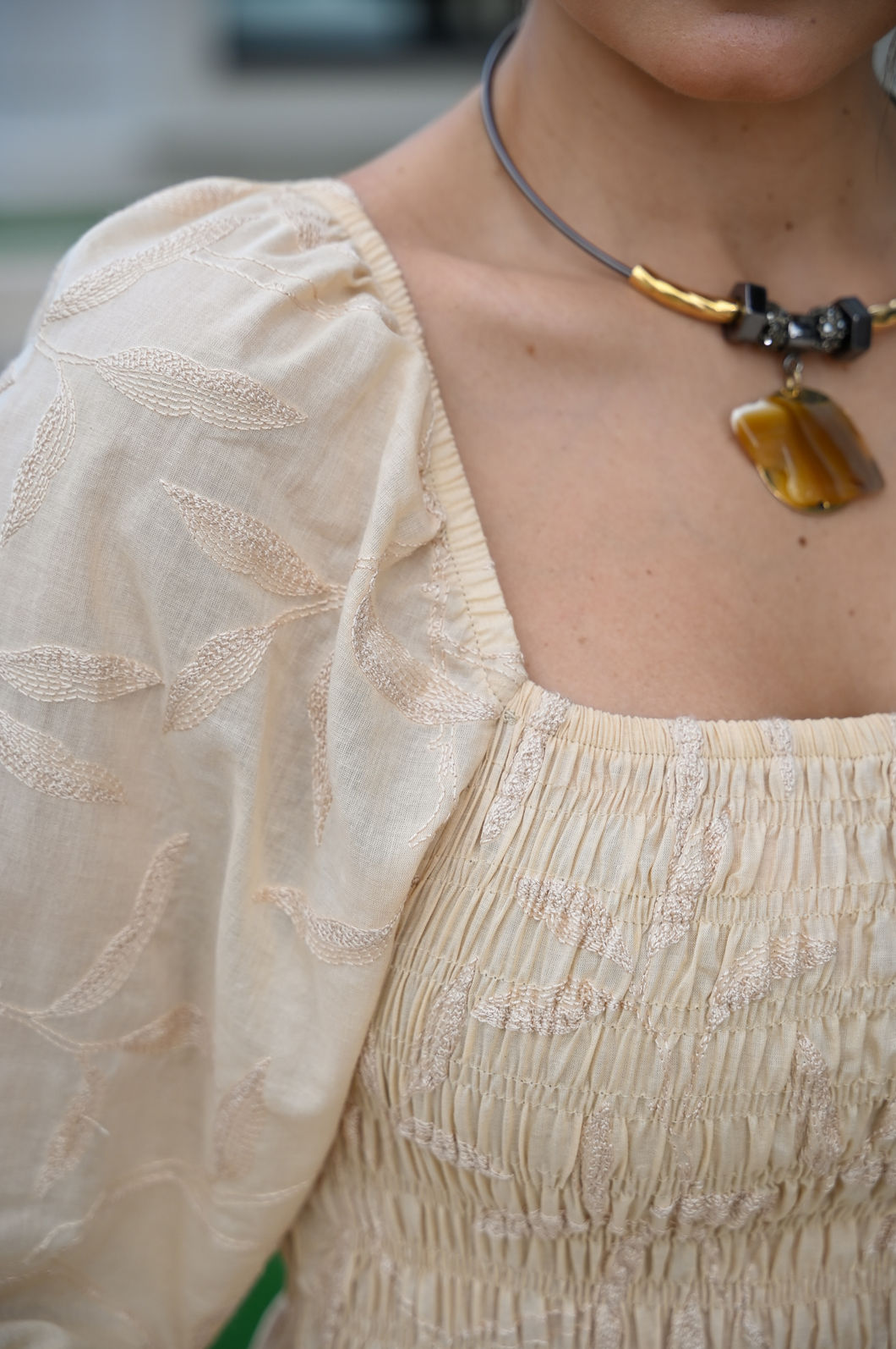 Vestido Juliana Bordado com Forro - Bege Areia