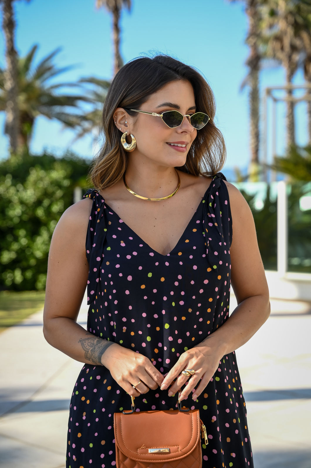 Vestido Midi Feminino Alice Estampa Poá Colorido com Preto e Alças para Amarrar Vestido Midi Feminino Alice Estampa Poá Colorido com Preto e Alças para Amarrar