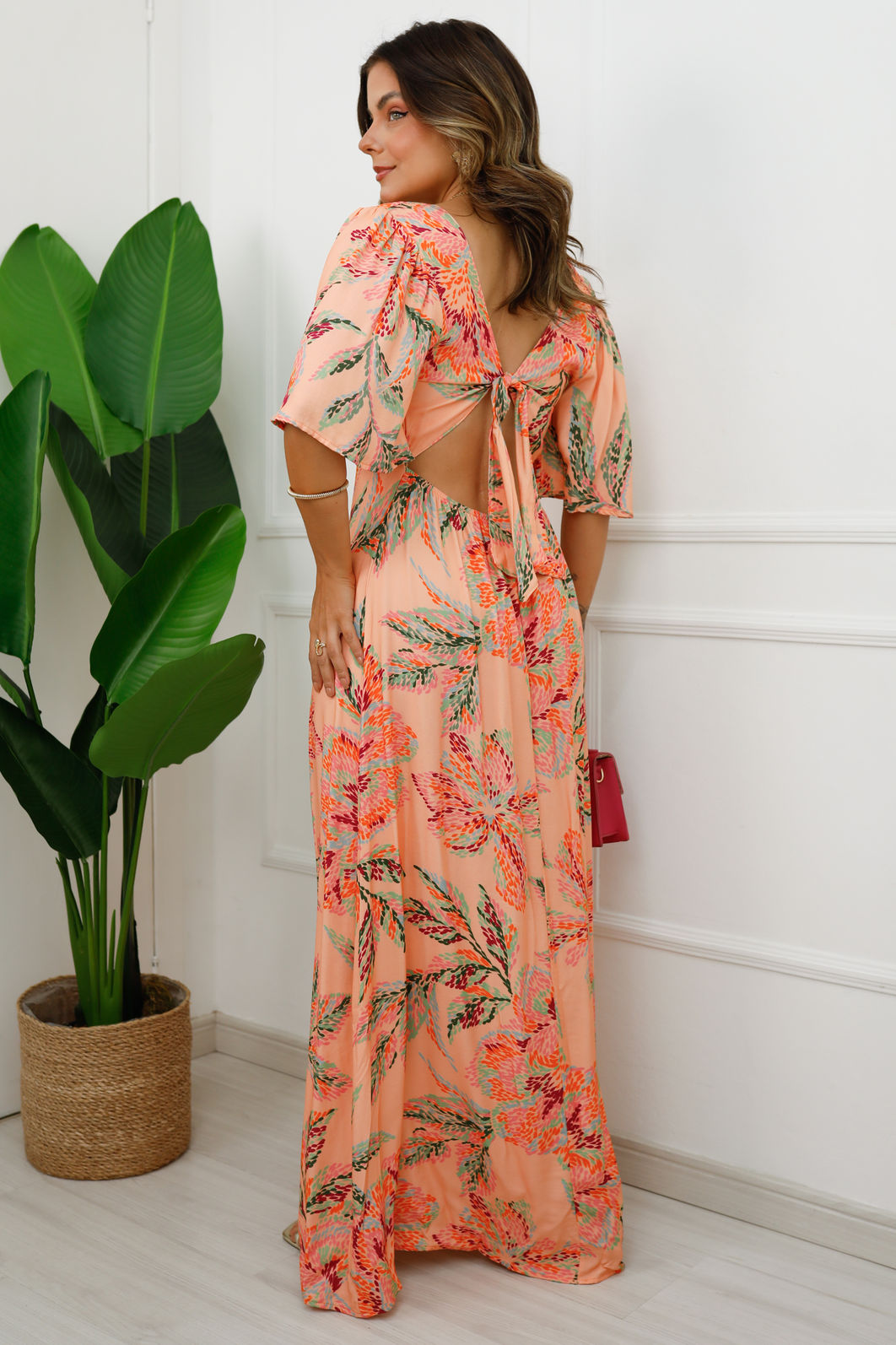 Vestido Amarena - Tecido Plano de Viscose Sarjada - Estampa Flores Artísticas Fundo Coral