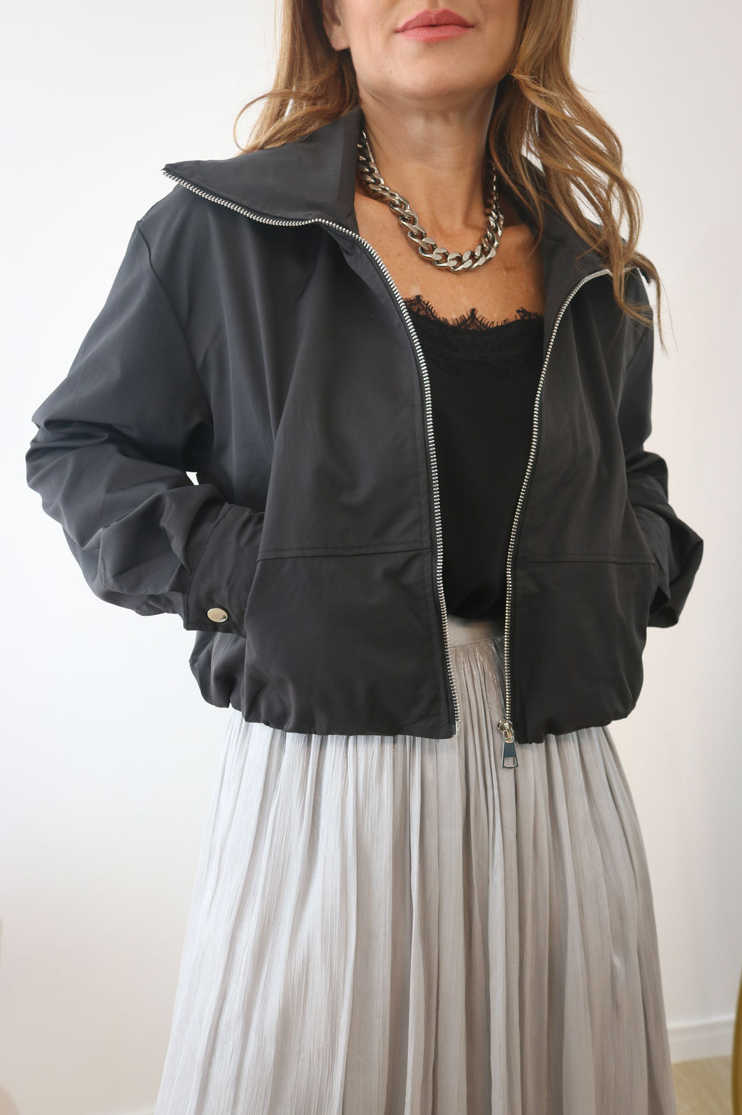 Jaqueta Com Ziper Metal Cropped - Preta Jaqueta Com Ziper Metal Cropped - Preta