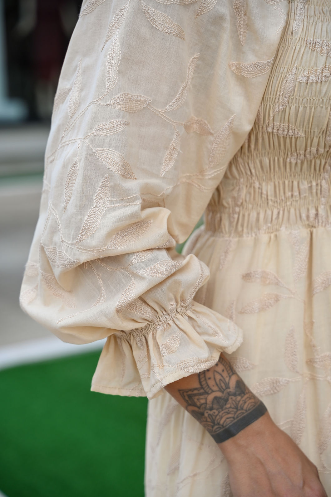 Vestido Juliana Bordado com Forro - Bege Areia