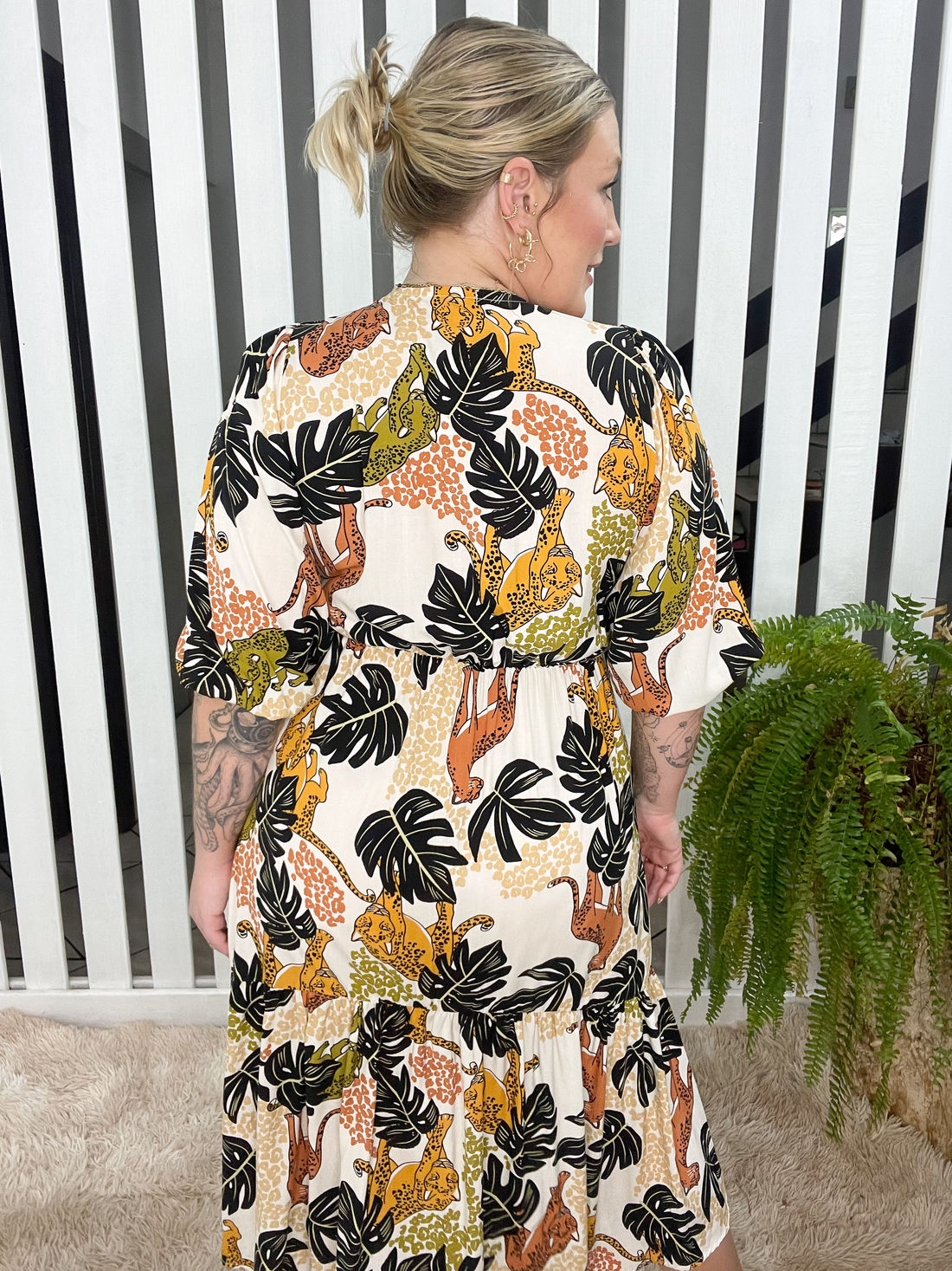 Vestido de Tecido Plano de Viscose - Florita - Estampa Onça e Folhagens Vestido de Tecido Plano de Viscose - Florita - Estampa Onça e Folhagens