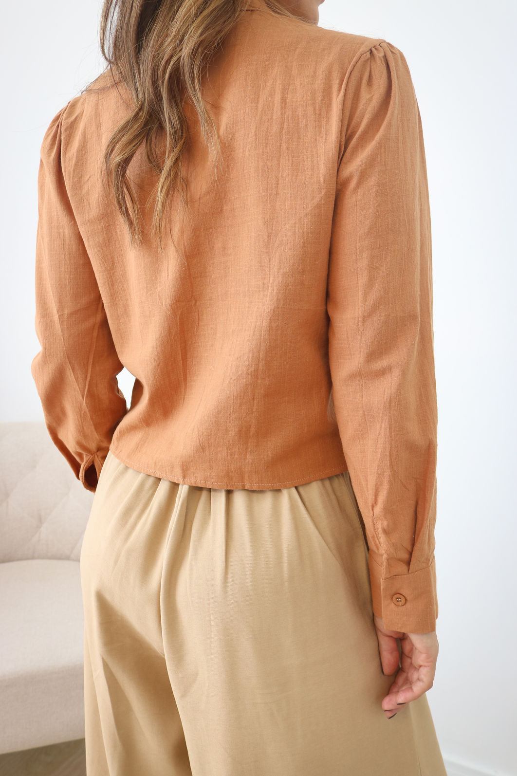 Camisa Alfaiataria com Bordado - Terroso Camisa Alfaiataria com Bordado - Terroso