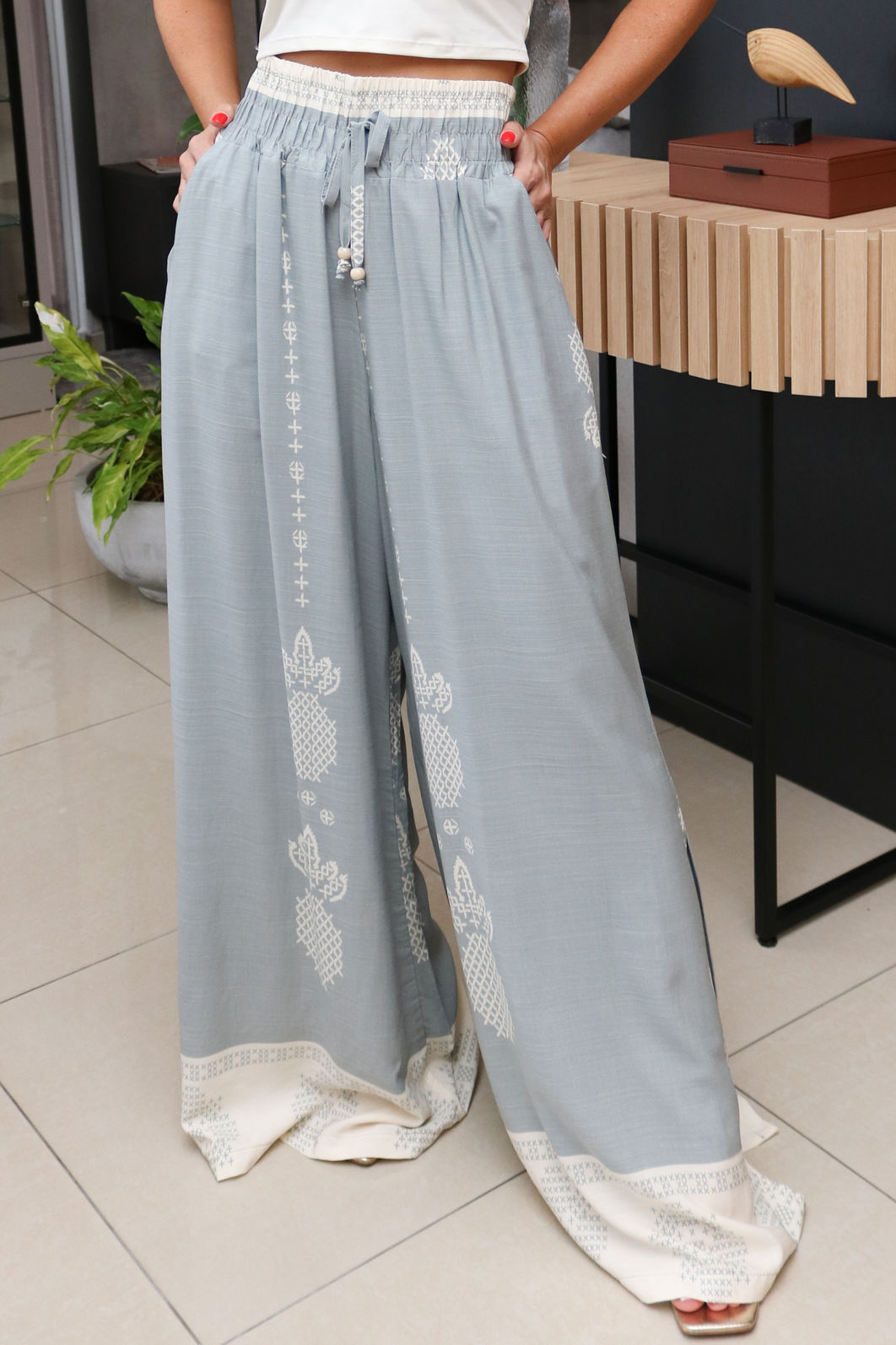 Calça Pantalona de Tecido de Viscose com Forro e Bolsos - Estampa Digital Cinza Claro e Off White Calça Pantalona de Tecido de Viscose com Forro e Bolsos - Estampa Digital Cinza Claro e Off White