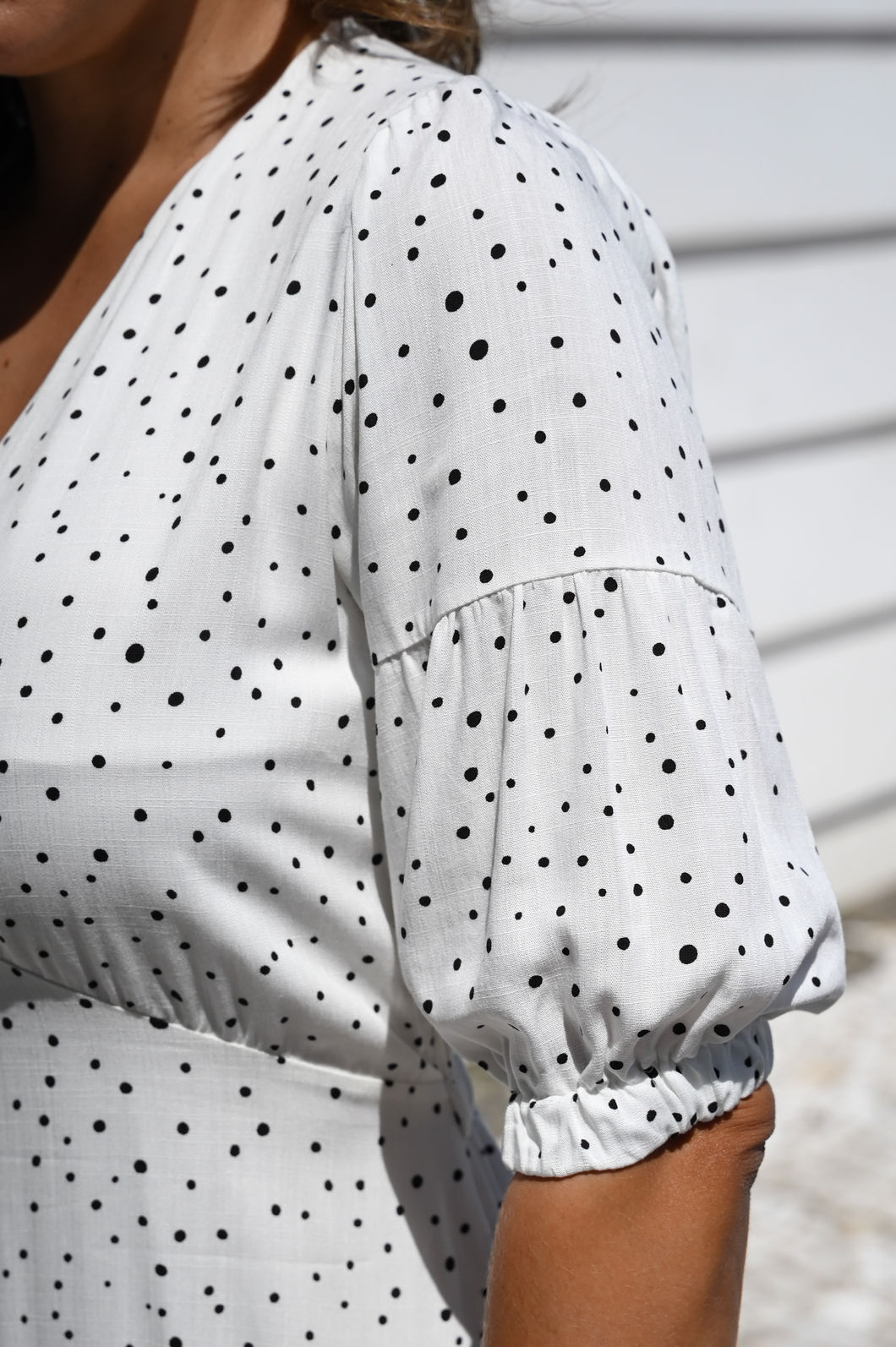 Vestido Emily em Tecido Plano de Viscose - Manga 3/4 - Estampa Poá Fundo Branco COM FORRO Vestido Emily em Tecido Plano de Viscose - Manga 3/4 - Estampa Poá Fundo Branco COM FORRO