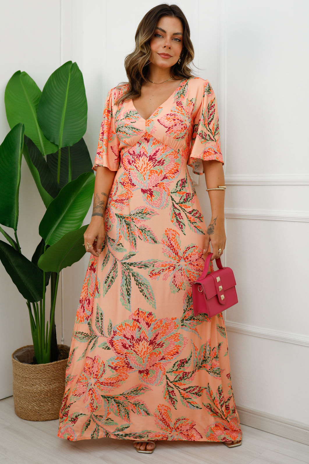 Vestido Amarena - Tecido Plano de Viscose Sarjada - Estampa Flores Artísticas Fundo Coral