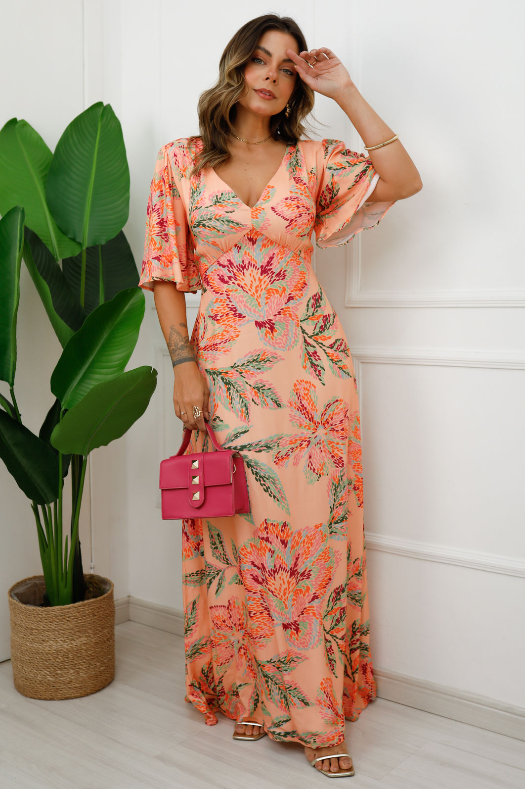 Vestido Amarena - Tecido Plano de Viscose Sarjada - Estampa Flores Artísticas Fundo Coral