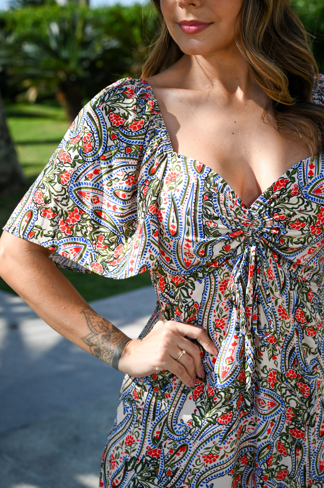 Vestido Nina em Tecido Plano de Viscose Estampa Paisley Fundo Off White - Com Forro