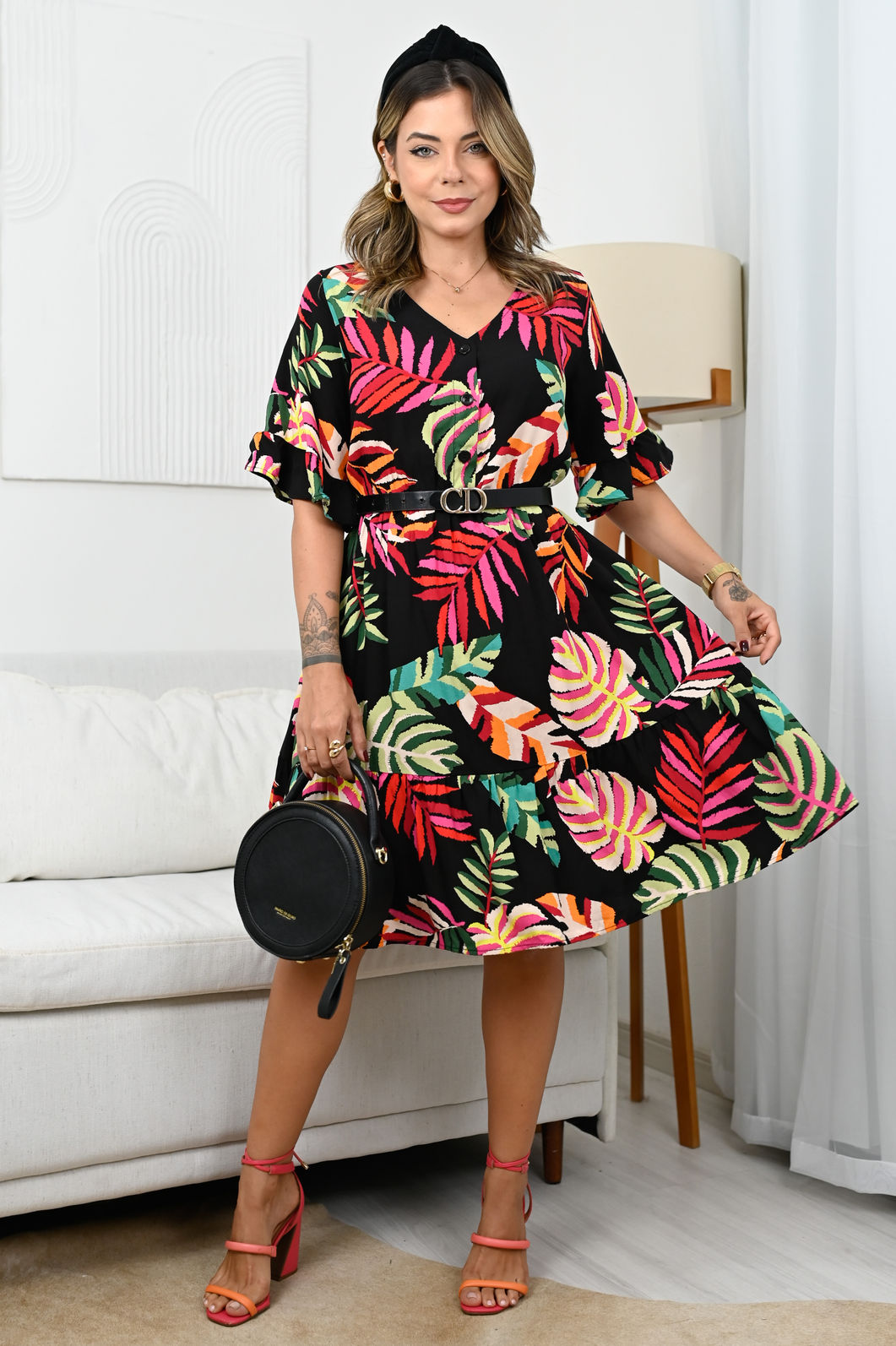 Vestido de Tecido Plano de Viscose - Beatriz - Curto - Estampa Folhas Coloridas em Fundo Preto Vestido de Tecido Plano de Viscose - Beatriz - Curto - Estampa Folhas Coloridas em Fundo Preto