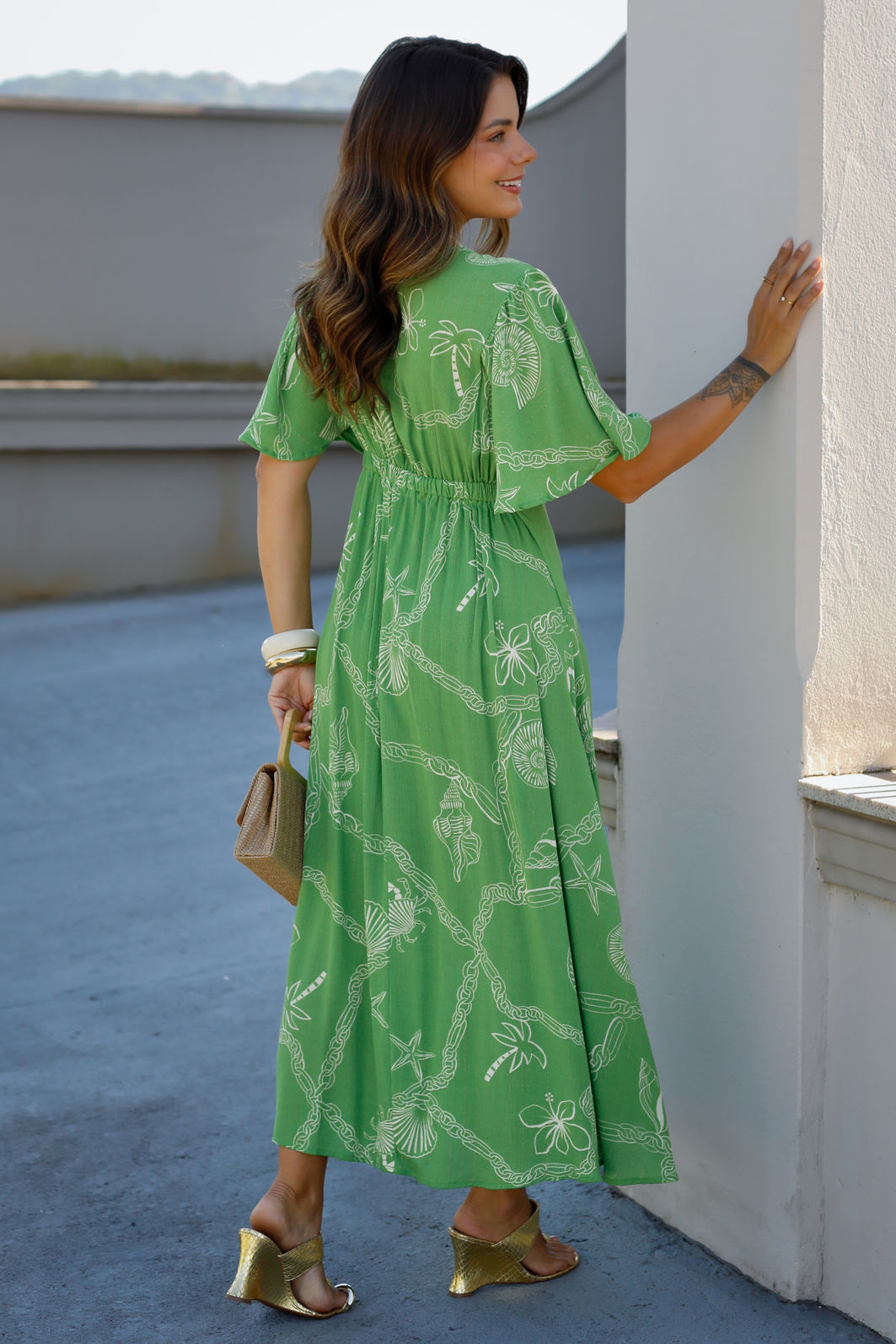 Vestido Sofia Midi em Tecido Plano de Viscose com Forro - Verde Estampa Fundo do Mar