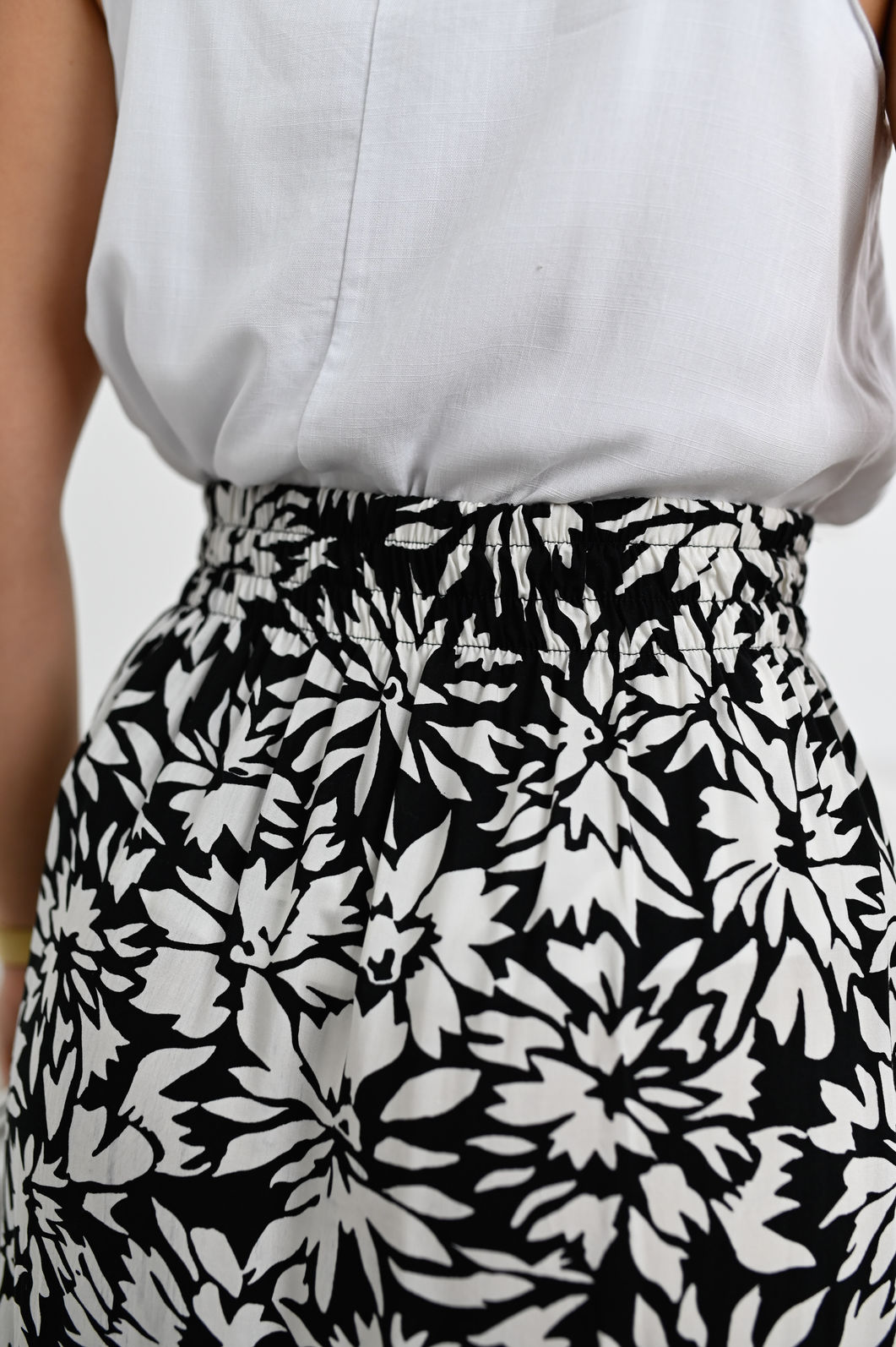 Saia Longa Eloá - Tecido Plano de Viscose - Estampa Flores fundo Preto Saia Longa Eloá - Tecido Plano de Viscose - Estampa Flores fundo Preto