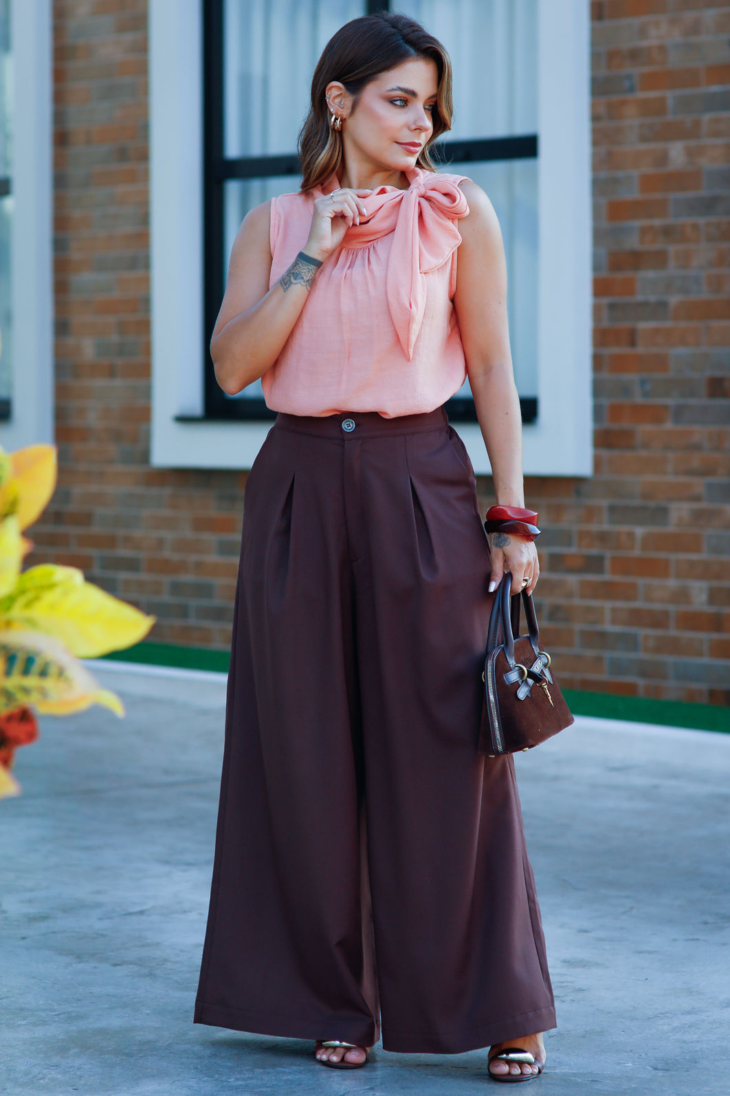 Calça Pantalona Nice em Tecido Plano Crepe Encorpado - Marrom Calça Pantalona Nice em Tecido Plano Crepe Encorpado - Marrom