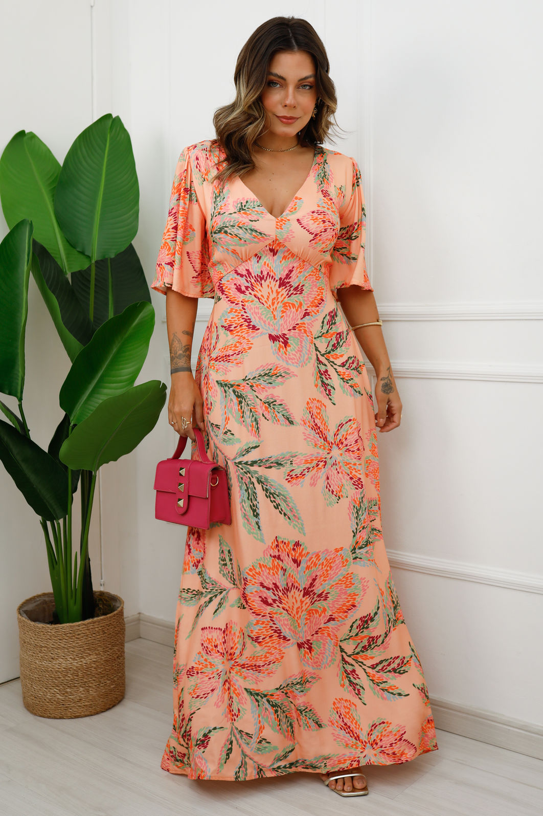 Vestido Amarena - Tecido Plano de Viscose Sarjada - Estampa Flores Artísticas Fundo Coral