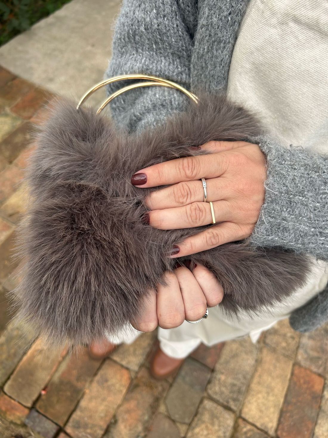 Bolsa Liara cinza com alça dourada Bolsa Liara cinza com alça dourada