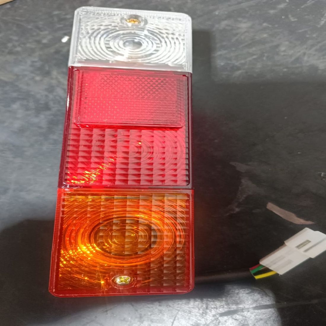 1376749 LANTERNA TRASEIRA XM/GTP 3 CORES UNIVERSAL 1376749 LANTERNA TRASEIRA XM/GTP 3 CORES UNIVERSAL