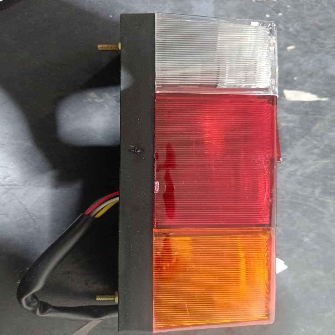 1376749 LANTERNA TRASEIRA XM/GTP 3 CORES UNIVERSAL 1376749 LANTERNA TRASEIRA XM/GTP 3 CORES UNIVERSAL