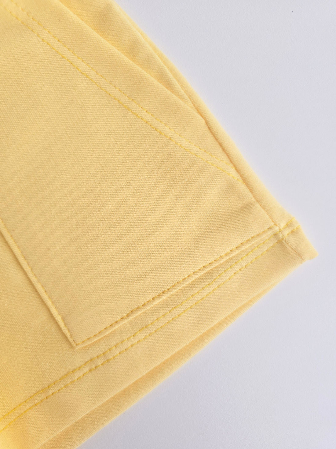 SHORTS UNISSEX AMARELO CLARO