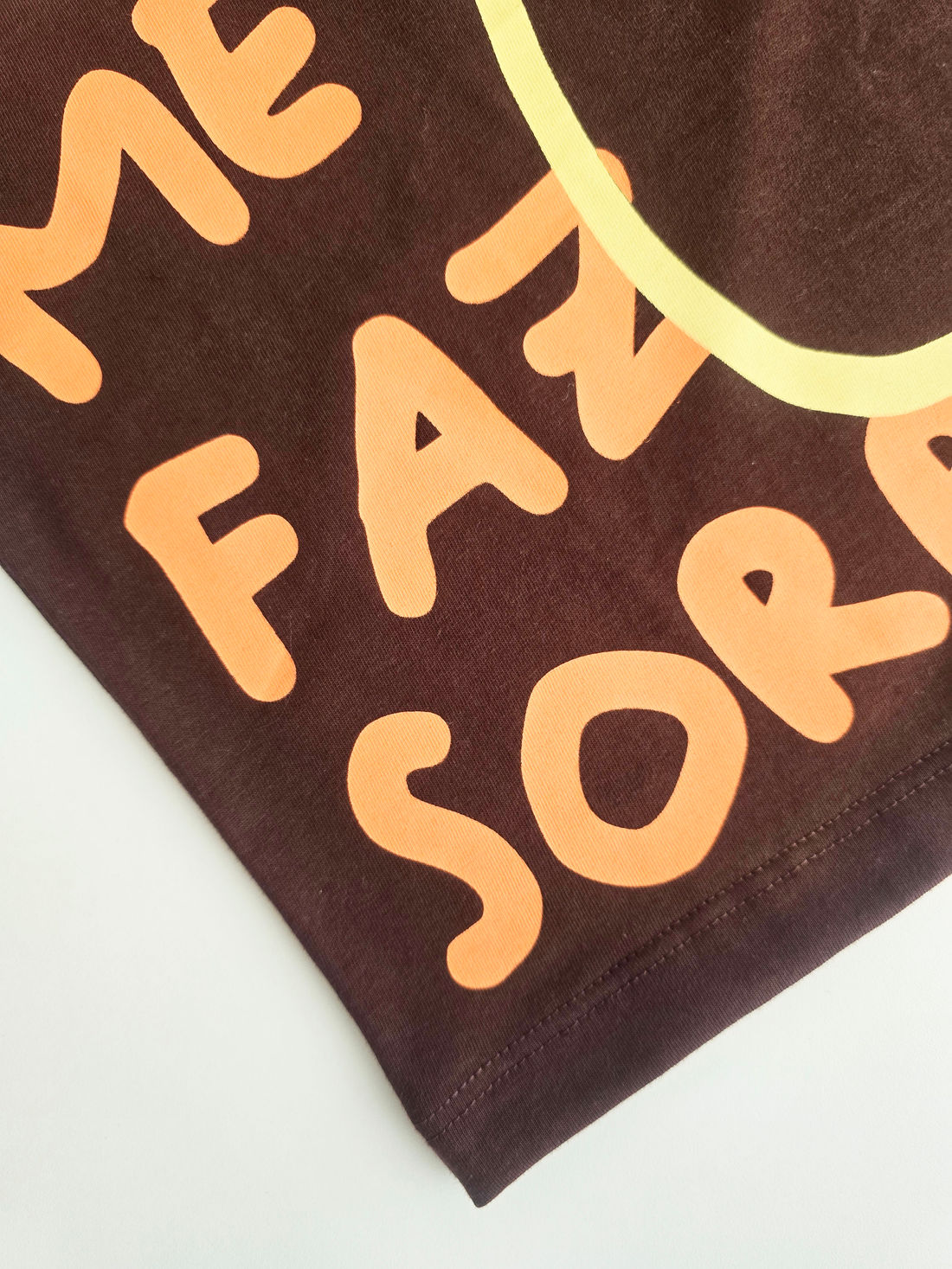 CAMISETA UNISSEX MARROM VOCÊ ME FAZ SORRIR