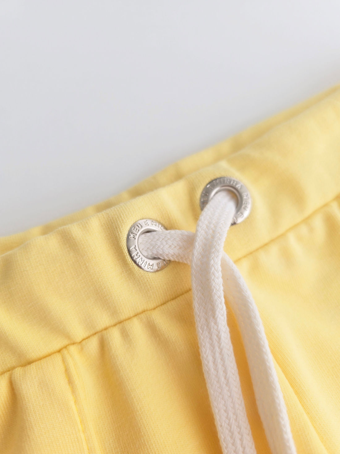 SHORTS UNISSEX AMARELO CLARO