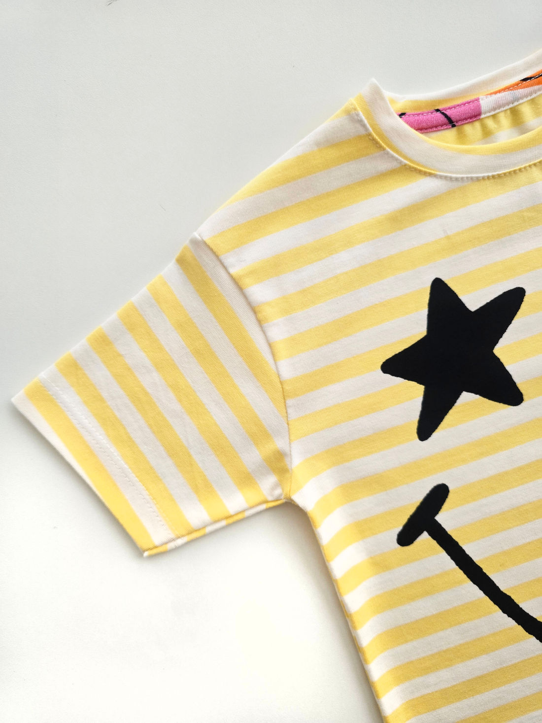 CAMISETA UNISSEX LISTRADA FELIZ