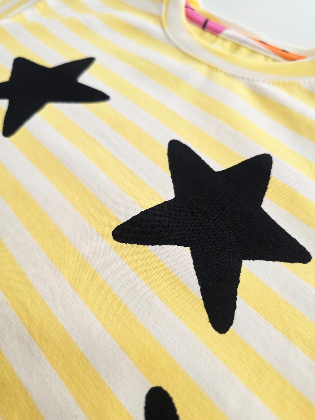 CAMISETA UNISSEX LISTRADA FELIZ