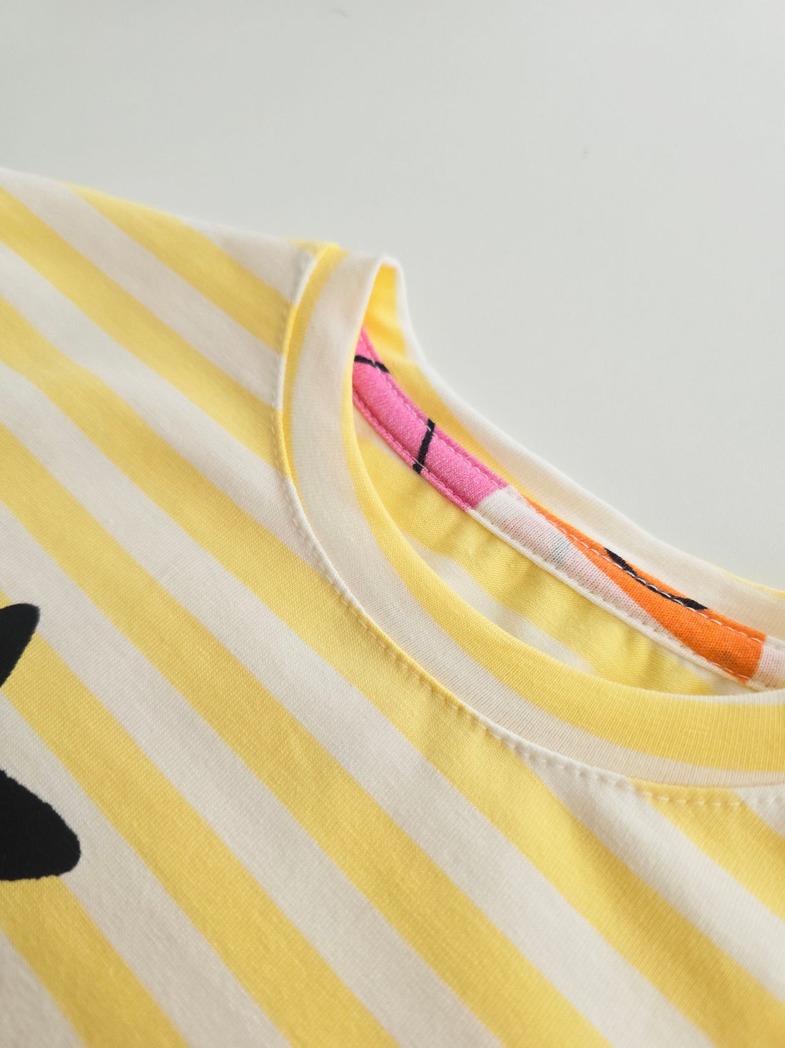 CAMISETA UNISSEX LISTRADA FELIZ