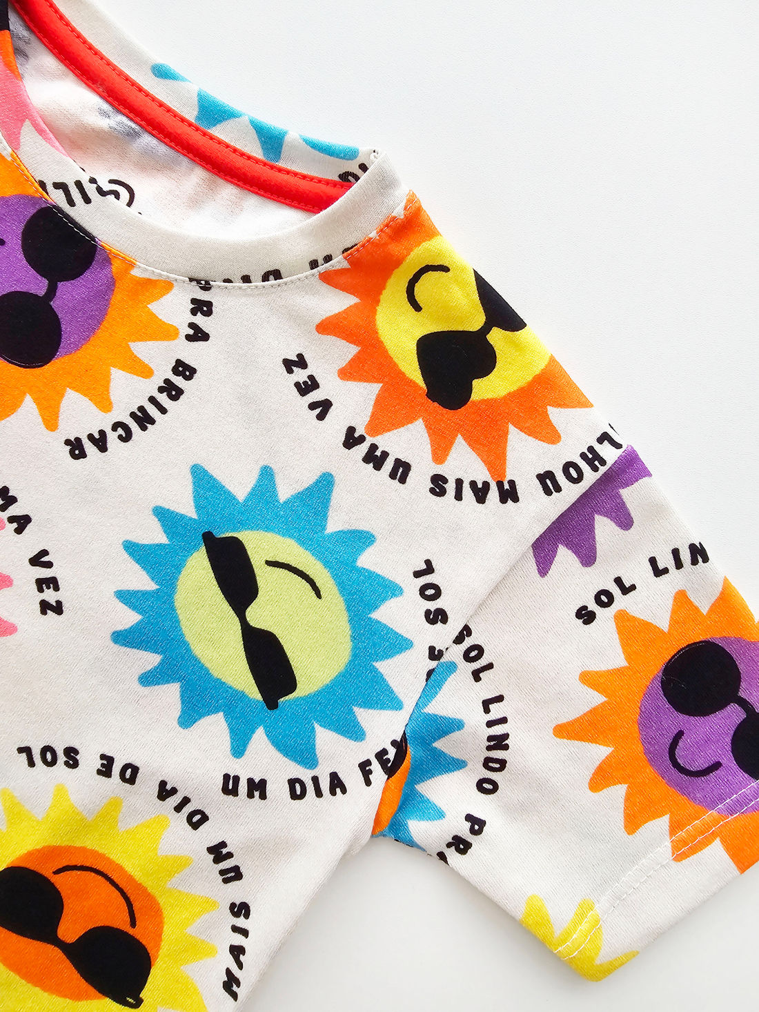 CAMISETA UNISSEX SOL COLORIDO