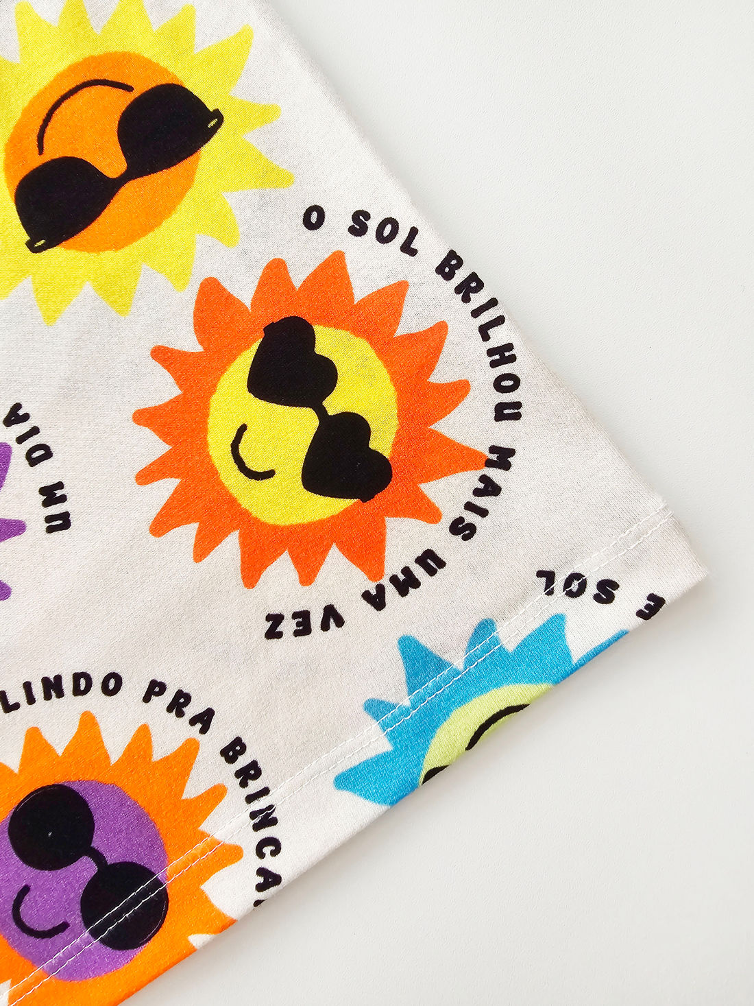 CAMISETA UNISSEX SOL COLORIDO