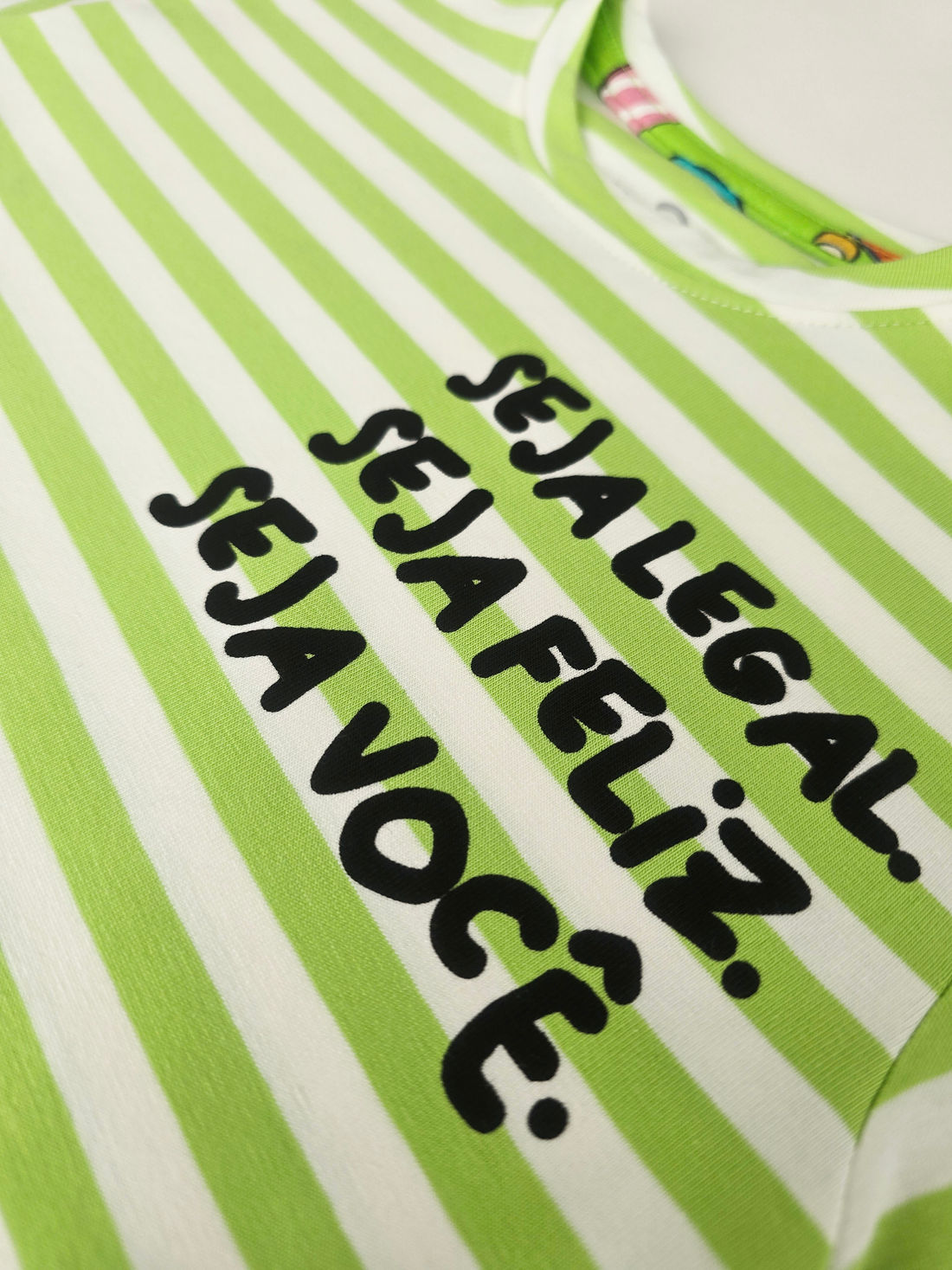 CAMISETA UNISSEX LISTRADA SEJA VOCÊ