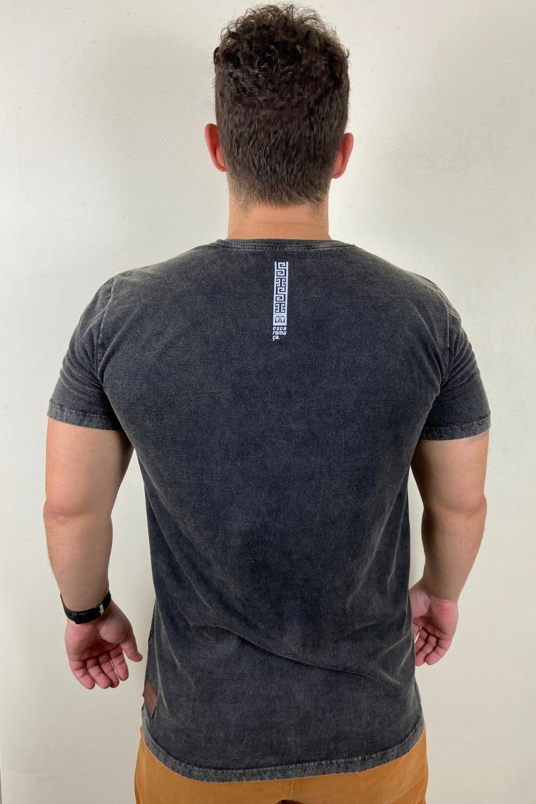 CAMISETA GINETEADA MASCULINA MARMORIZADA PRETO - 1M81 CAMISETA GINETEADA MASCULINA MARMORIZADA PRETO - 1M81