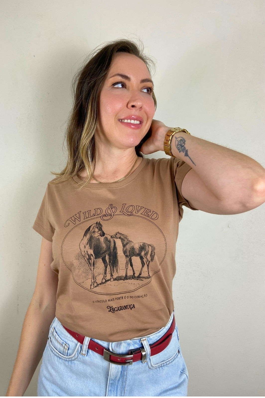 CAMISETA FEM WILD AND LOVED - CAQUI - F209 CAMISETA FEM WILD AND LOVED - CAQUI - F209